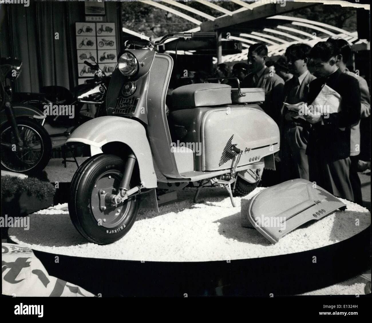 26. Februar 2012 - wie Japs Motorroller: Dieses Modell auf eine langsame auf der Tokio Motor Show heißt '' The Pop''., und erfolgt durch die Hirano Motor Co. Es wiegt 122 kg, 125 ccm und 65 km/h und Preise als 6 PS tut. Stockfoto