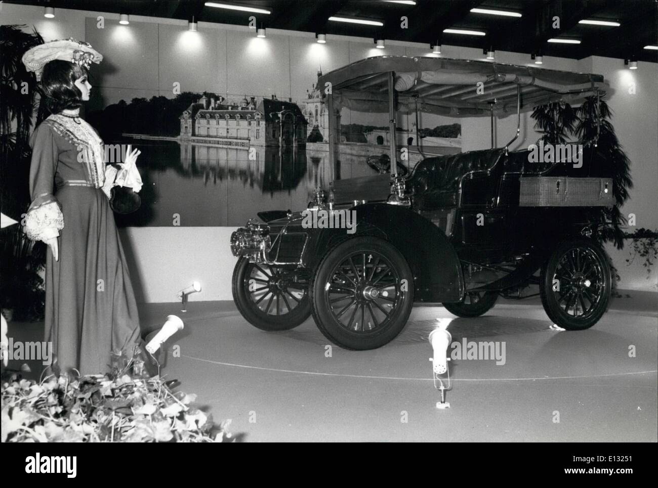 26. Februar 2012 - Oldtimer show in Tokio: Oldtimer aus den Harrah Collection in Reno, Nevada kamen aus den USA als Teil der Welt Classic Car Festival in Tokio inszeniert. Foto zeigt eine 1903 Packard-f 3.004 cc, es war bewerteten 12h.p. und könnte 48,3 km/h. Im Jahre 1903 kostet etwa £1.000. In der Nähe des Autos ist eine Schaufensterpuppe trägt ein Kleid von der Periode. Stockfoto