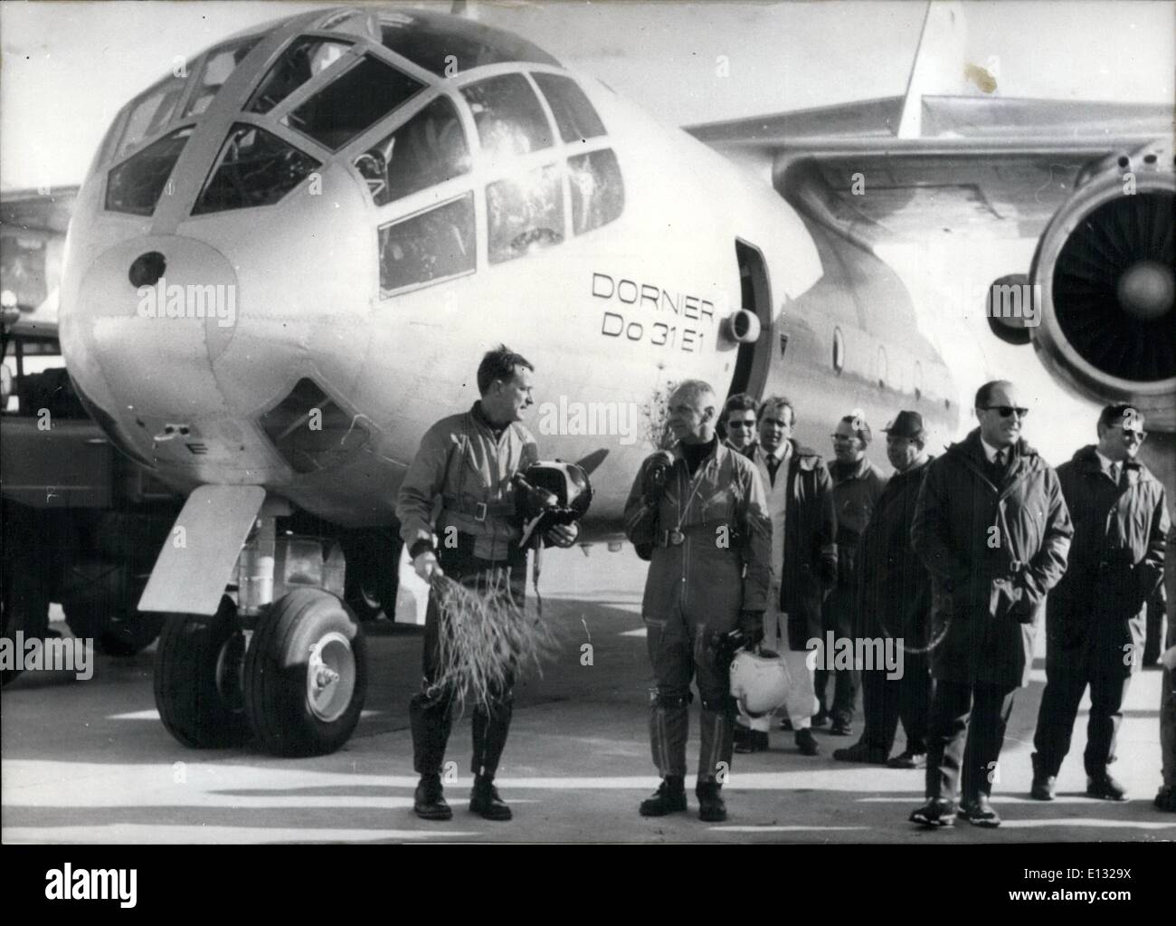 26. Februar 2012 - ein Teil der Geschichte der Luftfahrt fand in diesen Tagen an FSME Dornier-Werk Flughafen Oberpfaffenhofen bei München: dieser Welt schwerste Take-off-Direktstarter, mit Düsenantrieb, bei seinem zweiten Flug mit den Piloten Holz und Boedel an Bord eine Höhe von 25 Metern erreicht. Die Spannung-Rack ausgestattet mit zehn Motoren entspricht in Größe, Form und Gewicht t direkte Massenermittlung Transport-Flugzeug Do 31, welche Erstflug f am Februar loth stattfand Stockfoto