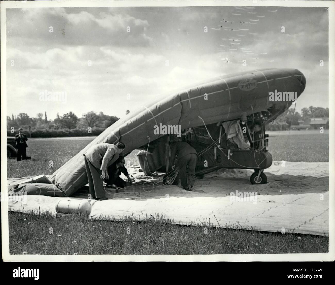 26. Februar 2012 - startet die Pumpe-It-Up-Flugzeug in die Luft. Das seltsame suchen m.l.-Dienstprogramm - MK I: offiziell bekannt als der ML-Dienstprogramm Mark One - das Baby-Flugzeug - von m.l. Aviation Company unter Vertrag, um Lieferung Ministerium für militärische Aufklärung von kleinen Flugplätzen - entwickelt - war in der Luft am White Waltham, Berkshire, gestern zu sehen. Die Maschine konnte Herr Everyman Flugzeug der Zukunft geworden. Es kann von einem kleinen Auto - mit den aufgeblasenen Flügeln versteckt in den Kofferraum abgeschleppt werden. Die Flügel können in zehn Minuten und Deflatedin zehn Sekunden aufgeblasen werden Stockfoto