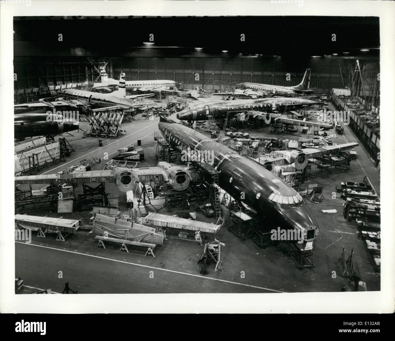 26. Februar 2012 - wachsen britische flüsternden Riesen für US zügig voran. Northeast Airlines hat fünf Großbritanniens neueste und größte Verkehrsflugzeug, die Bristol Britannia 305, für seine New York bestellt. Florida-Route. Der flüsternde Riese, wie es benannt wurde, ist 124 Fuß lang und hat eine Spannweite von über 142 ft. Es ist vier Bristol Proteus Turboprop-Triebwerke geben ihm eine Reisegeschwindigkeit von 400 mph auf 22.500 ft Bild zeigt: Britannia im Bau in der Fabrik von kurzen Bros und Harland Ltd., Belfast, Nordirland Stockfoto