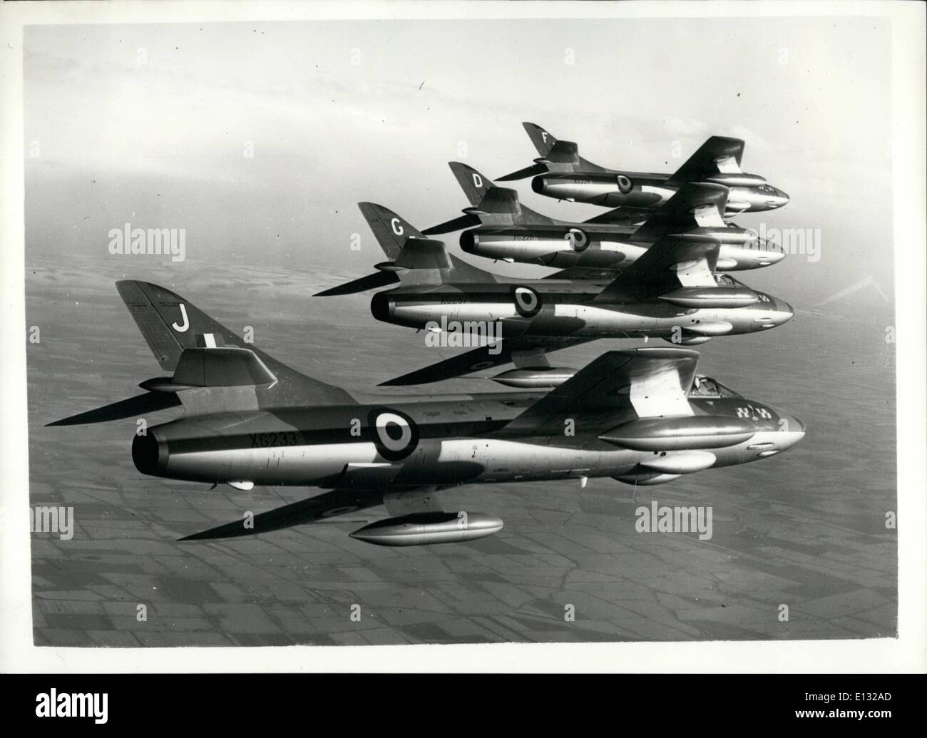26. Februar 2012 - die neueste und schnellste Version der Hawker Hunter - f-6 jetzt im Geschwader Dienst mit R.A.F Fighter Command... Diese Jäger bilden eine makellose flache Wendung bei Echelon Bildung... Die Maschine ist mit einem erheblich stärkeren Rolls-Royce Avon Motor ausgestattet können, schneller klettern und arbeiten in größeren Höhen als frühere Jäger... Mit seinen vier 30 mm. Aden-Kanonen ist der Jäger der am stärksten bewaffneten Interceptor von jedem Luftwaffe verwendet. Stockfoto