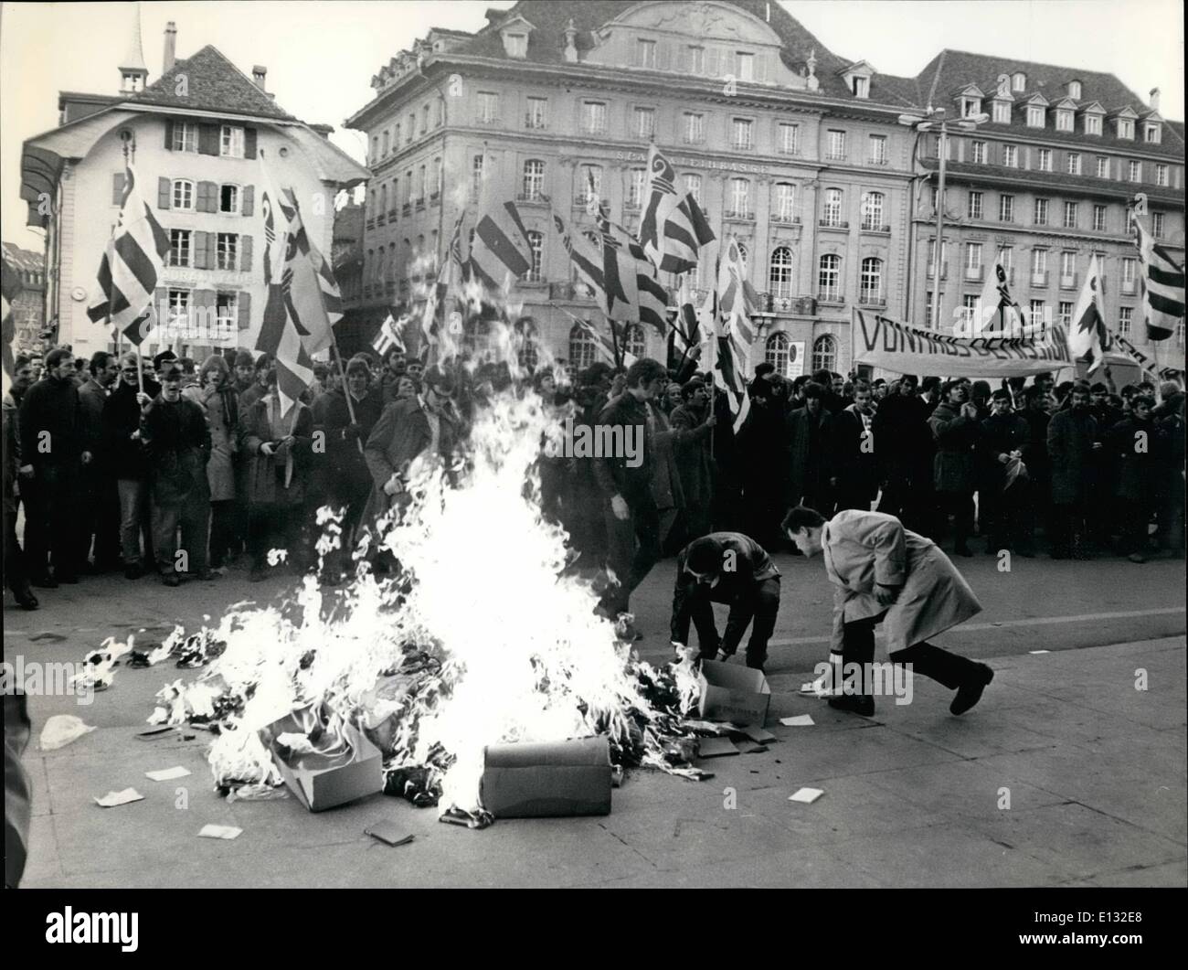 26. Februar 2012 - Autodafe vor Swiss Government House. Hunderte von Jugendlichen wütend demonstrierten vor dem Regierungsgebäude in Bern, zehntausend Bücher auf Zivilschutz verbrannt. Dieses Buch, herausgegeben von dem Innenministerium wird von einem großen Teil der Schweizer Bevölkerung als ekelhaft seine Mentalität abgelehnt. Polizei verteilt die Demonstranten durch Wasser und Tränengas. Stockfoto