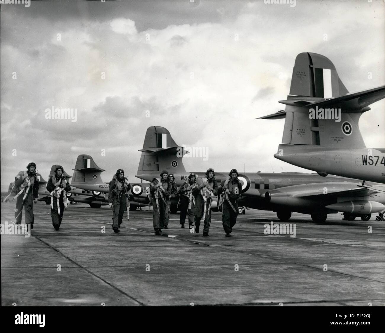 26. Februar 2012 - die schnellste Version der berühmten Meteor Düsenjäger erzeugt werden, die Baumrinde NF 14 Nachtjäger ist jetzt in R.A.F Squadron Service. Diese neueste Meteor, die nun das frühere NF 11-Modell zu ersetzen, wurde vor kurzem durch den Staatssekretär für Luft beschrieben (Herr De L'Isle und Dudley), V.C., als die effektivste Nachtjäger, die vorhanden ist. Äußerliche Unterschiede zwischen der NF-14 und die früheren Modelle sind die klare Vision Cockpithaube für Pilot und Radar-Beobachter und die veränderte Form der Schwanzflosse Stockfoto