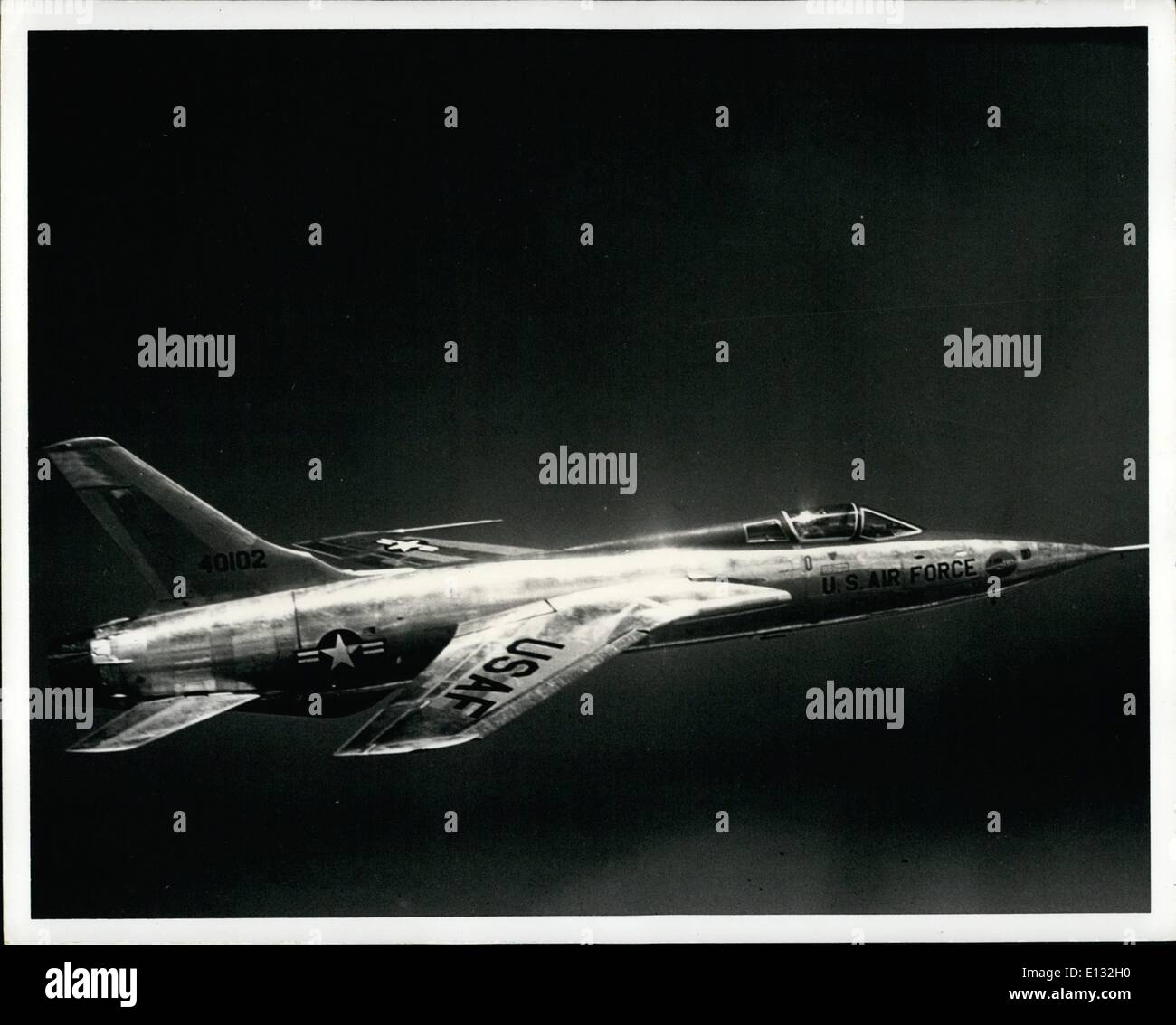 26. Februar 2012 - The Republic F-105 Thunderchief: Long-Range, Überschall, nukleare Waffen tragen Kämpfer Power In Motion: Sekt in der Sonne hoch über dem Erdboden ist neueste und leistungsstärkste Jagdbomber der US Air Force, die höchst Überschall F-105 Thunderchief entworfen und gebaut von Republik Aviation Corporation von Farmingdale, N.Y. Das nukleare Waffen tragen Flugzeug ist ein einsitziges Handwerk die Geschwindigkeiten von über Mach 1 (Schallgeschwindigkeit) gut erreichen kann. Es hat eine Spannweite von über 30 Fuß und Gesamtlänge von mehr als 60 Fuß Stockfoto