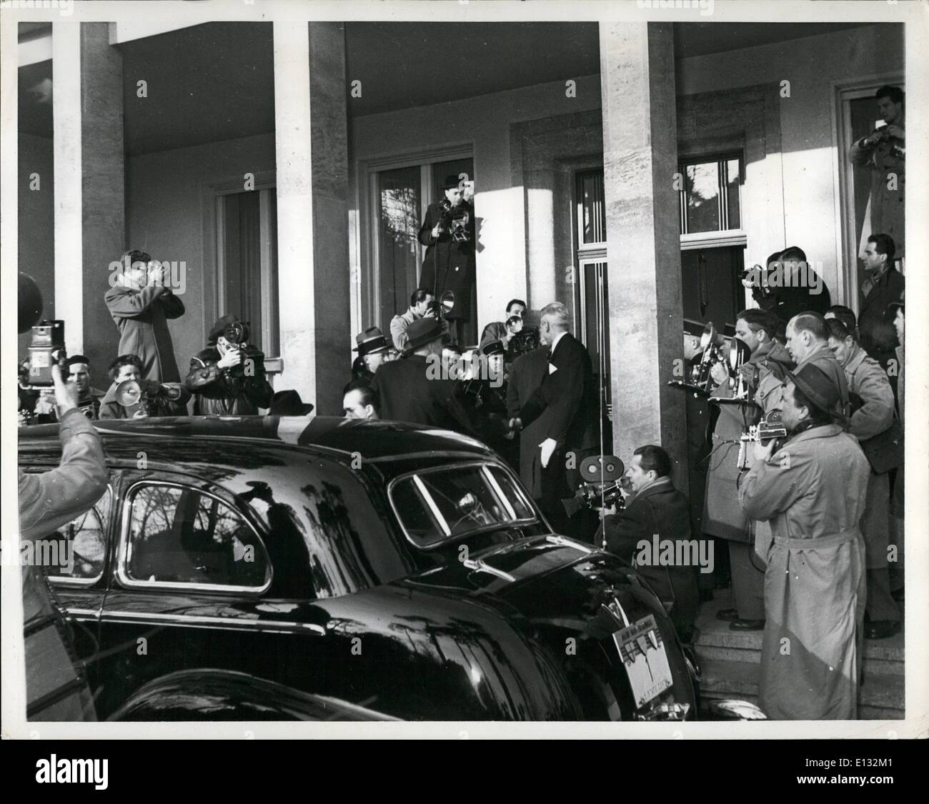 26. Februar 2012 - kommt Dulles durch die Batterie des Nachrichten- und Wochenschau Fotografen angegriffen. Stockfoto