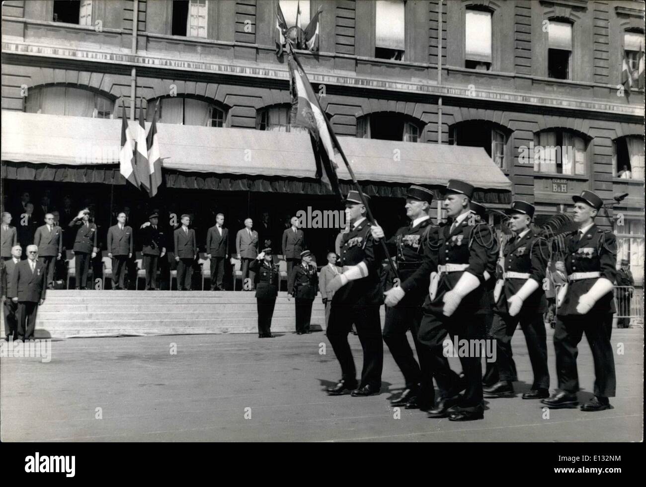 26. Februar 2012 - gedenkt Paris 15. Jahrestag der Befreiung. Eine Zeremonie fand heute bei der Polizei H.Q zum Gedenken an den 15. Jahrestag der Befreiung von Paris. OPS: Polizisten paradieren im Hof des Polizeipräsidiums. August 18/59 Stockfoto