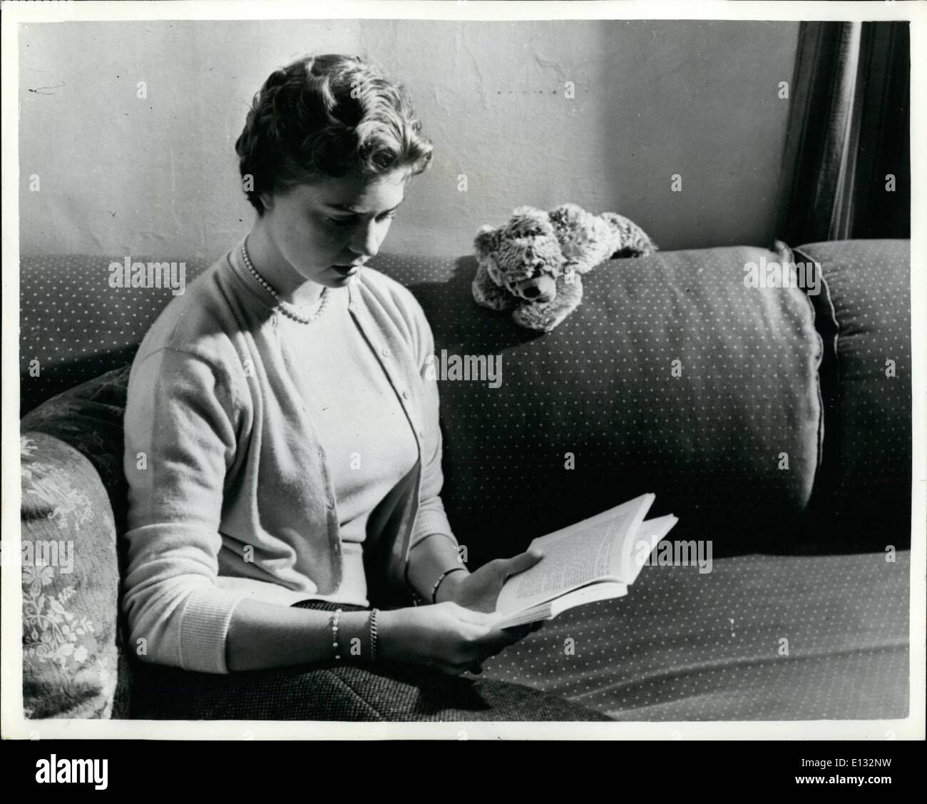 26. Februar 2012 - feiert Prinzessin Margaretha ihren 20. Geburtstag... Älteste Tochter von Prinzessin Sibylla von Schweden: Prinzessin Margaretha von Schweden, älteste Tochter von Prinzessin Sybilla und der späte Prinz GHustav Adolf feiert ihr 20.. Geburtstag am 31. Oktober- und dieses Bild wurde zur Feier des Tages speziell in ihrer flachen königlichen Palast von Stockholm aufgenommen. Foto zeigt Prinzessin Margaretha dauert es einfach beim Lesen eines Buches in ihrem Palast Wohnung in Stockholm. Stockfoto