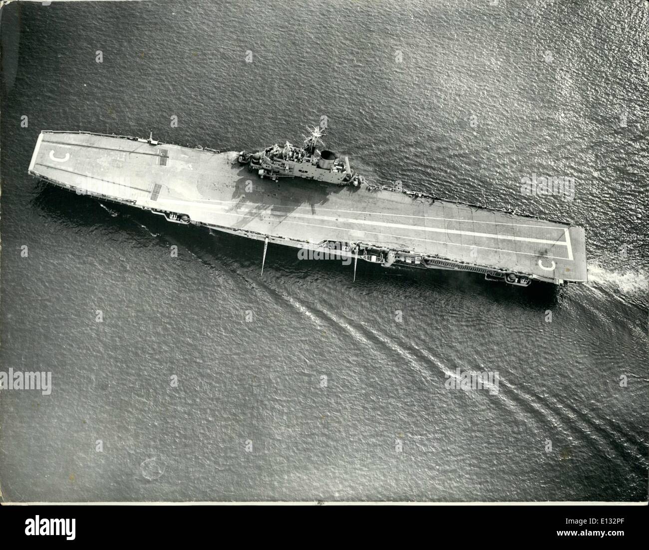 26. Februar 2012 - HMS Centaur: Eine Luftaufnahme des HMS Centaur, der neueste Flugzeugträger der Royal Navy in Auftrag gegeben werden gesehen Duringaher Studien. Ihr Schwesterschiff H.M.A. Albion, auch des Hermes Klasse nähert sich der Fertigstellung. HMS Centaur ist der erste britische Flugzeugträger, eine abgewinkelte Flugdeck - die britische Erfindung haben, die von der United States Navy übernommen wurde. Das abgewinkelte Flugdeck verbessert die Effizienz des modernen Trägers ermöglicht schnellere und größere Marineflieger mit erhöhter Frequenz Stockfoto