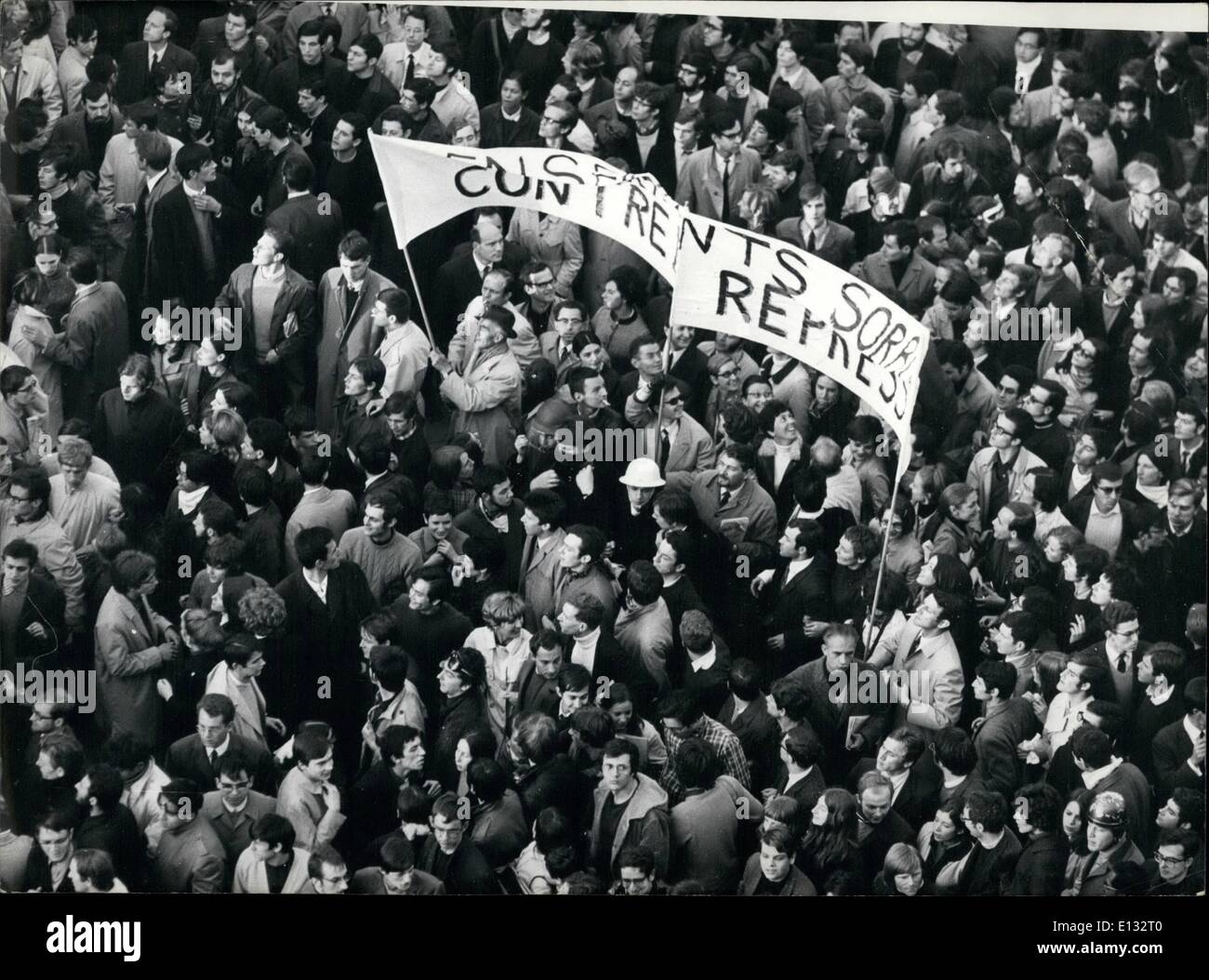 26. Februar 2012 - 15,000 Studenten durchquert Paris in der Nacht: 15,000 Studenten trafen sich am Platz Denfert-Rochereau um 18:00 am Dienstagabend vor dem Überqueren von Paris über dem Triumphbogen, wo sie gestoppt, um der '' internationalen '' Lied zu singen. Foto zeigt einen Blick auf das Treffen bei Denfert - Rochereau. Stockfoto