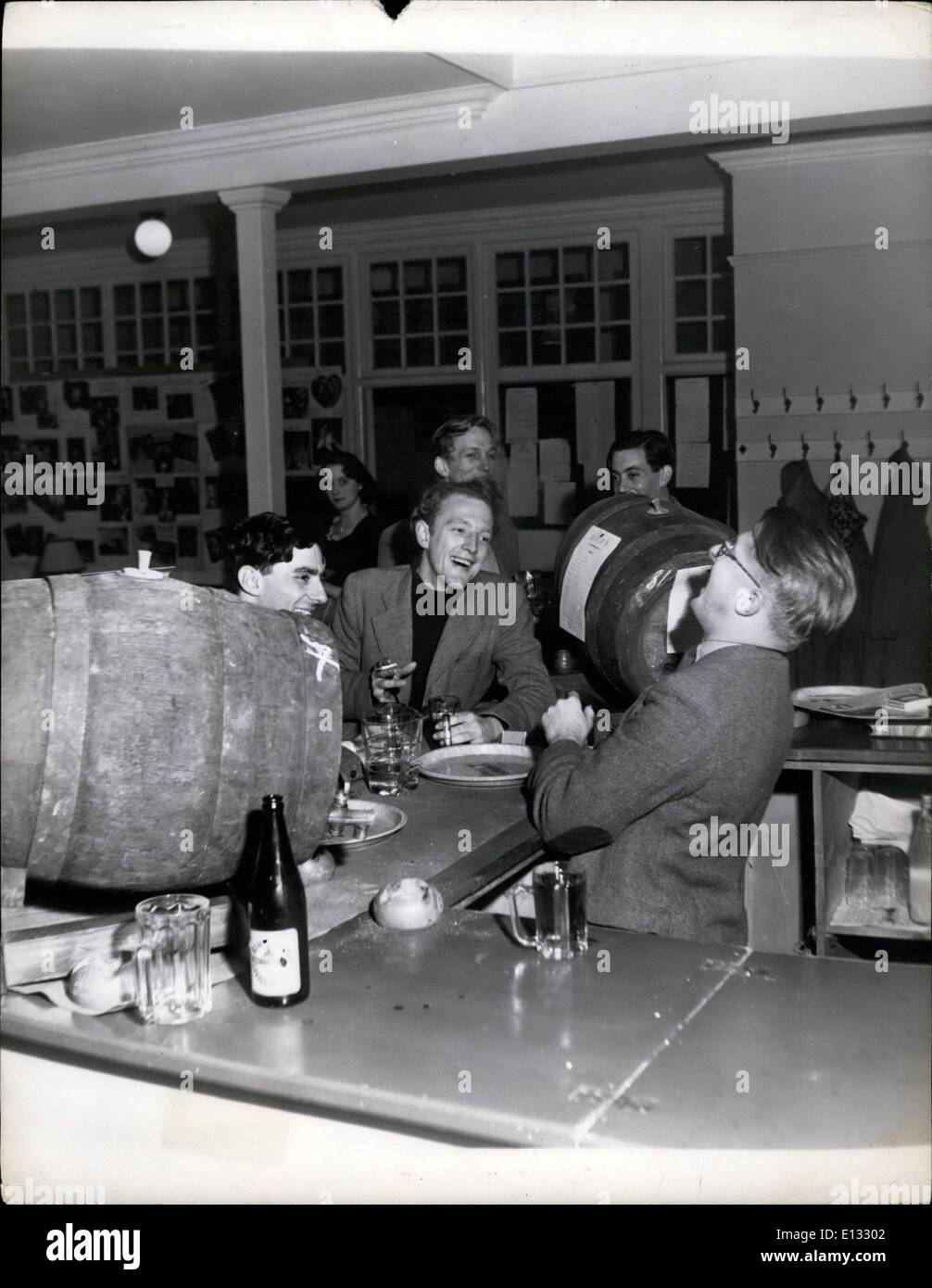 26. Februar 2012 - Oxford-dramatische Gesellschaft.: hinter der Bar in der H. O. der Oxford University dramatic Society, David Jordan teilt einen Witz mit Kolleginnen und Kollegen, Gerald Godfrey; Roart Robertson; David Williams und Oliver Wley. Stockfoto