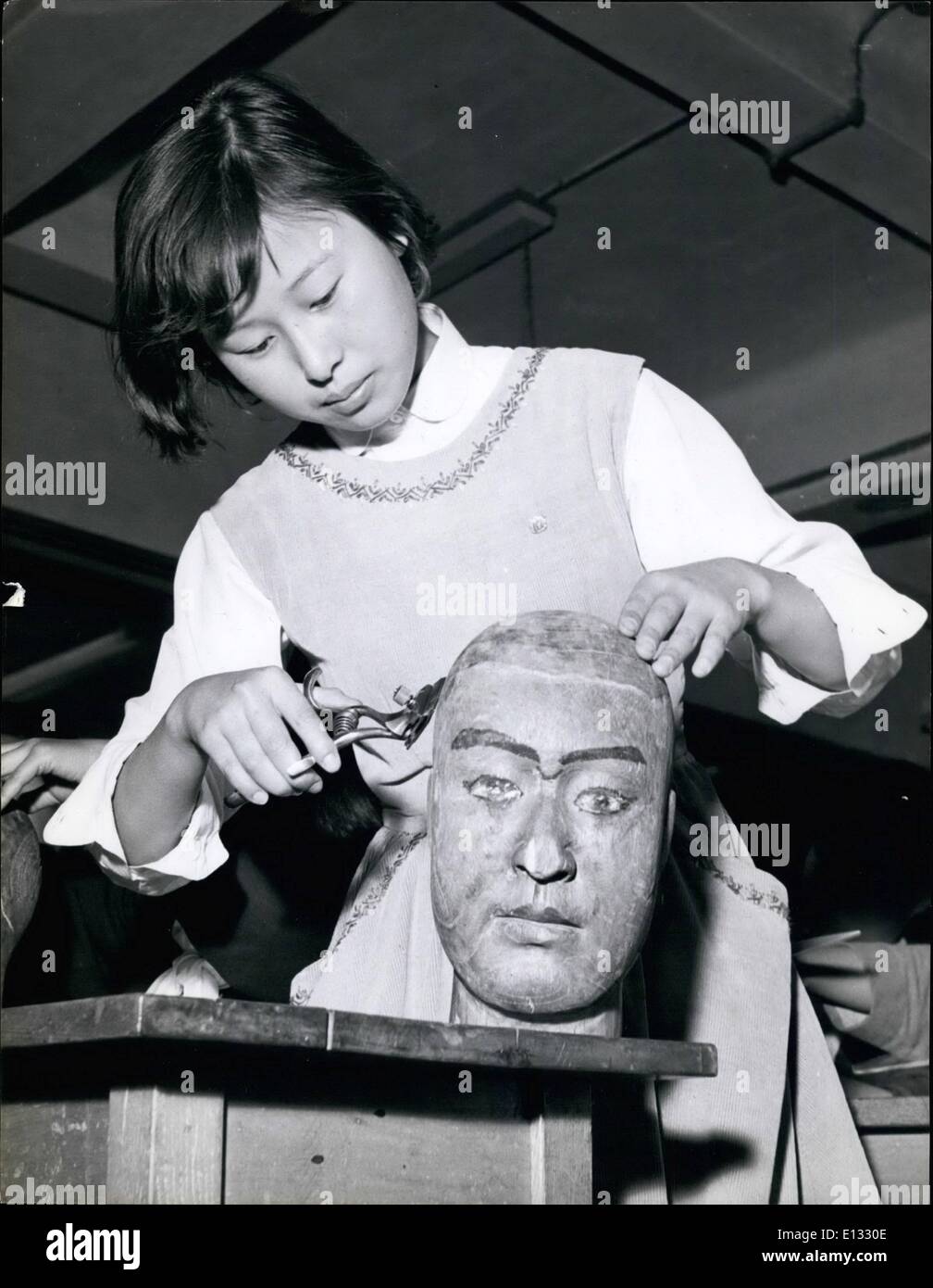 26. Februar 2012 - Schnitt von einem japanischen Mädchen: ein Student nutzt die Trimmer auf ein Kopf aus Holz für die Praxis.  PI Stockfoto