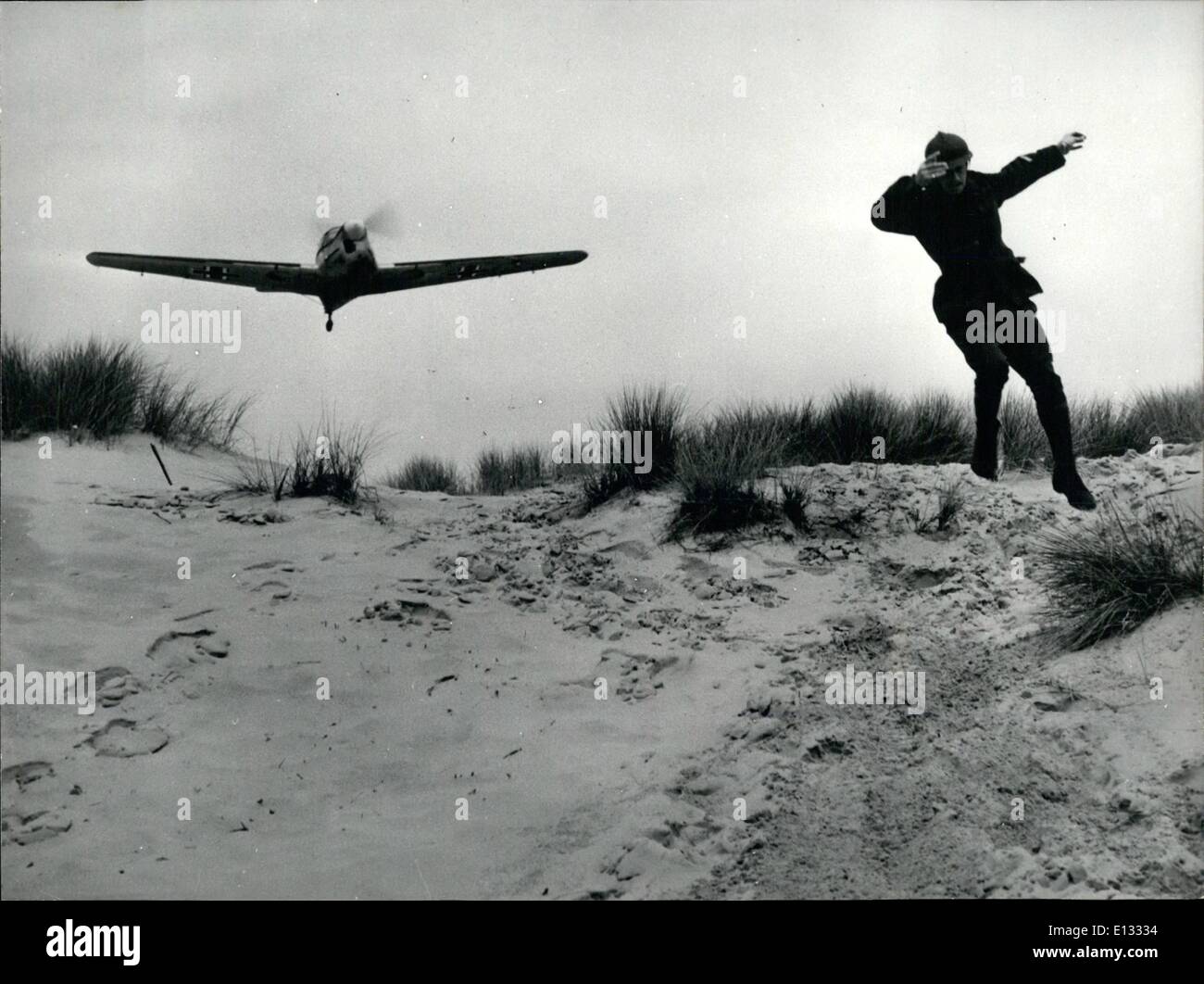 26. Februar 2012 - eine grobe Wochenende für Jean Paul Belmondo: Jean Paul Belmondo ist der Star des neuen Films unter der Regie von Henri Verneuil mit dem Titel "Week-End in Zuydcoote''. Nach einem Bestseller-Roman von Goncourt-Preisträger Robert Merle angepasst, informiert die Evakuierung der englischen Truppen in Dunkerque im Juni 1940. Außerdem kennzeichnet Jean Paul Belmondon, der Film Catherine Spaak, Pierre Mondy und Francois Perier. Foto zeigt, dass Jean Paul Belmondo eine Szene aus "Week-End in Zuydcoote'' in der Nähe von Dunkerque erschossen. Stockfoto