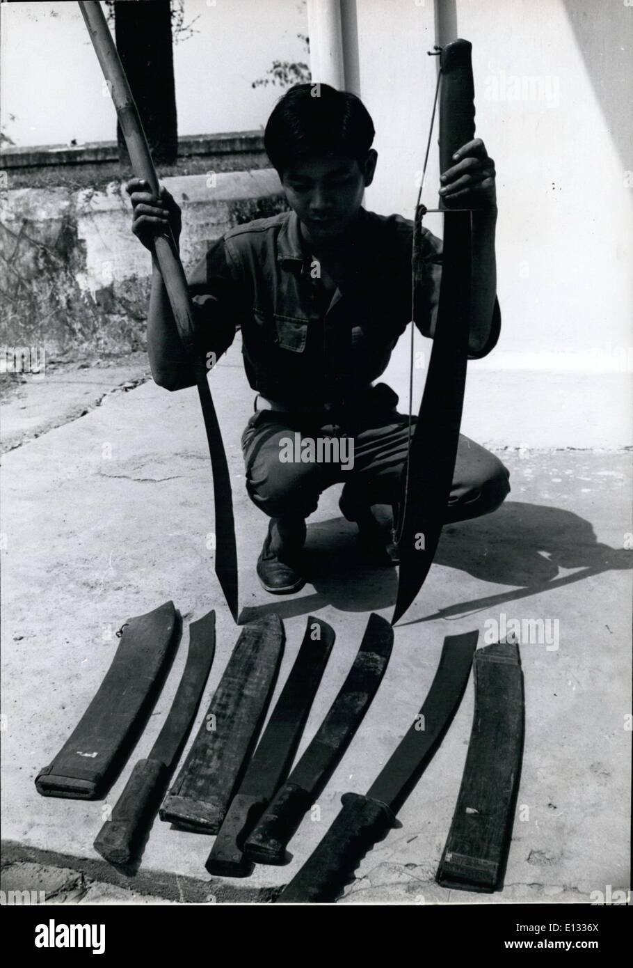 26. Februar 2012 - gehören Vietnam primitiven Waffen verschiedene Arten Dschungel Messer von beiden Seiten verwendet, Macheten, Bolos, Säbel und Hechte. Stockfoto