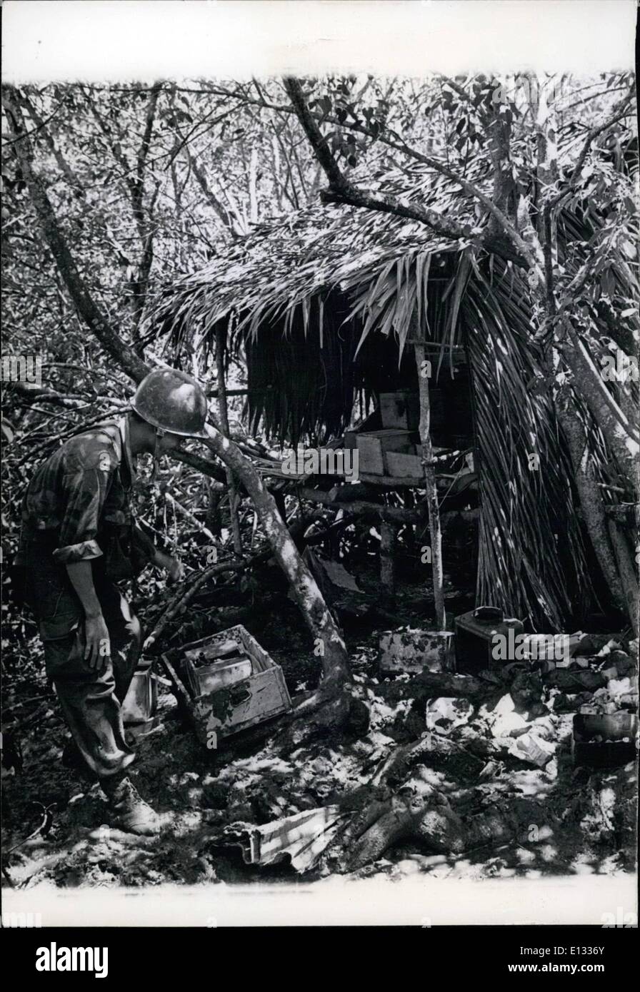 26. Februar 2012 - ein Guerilla-Arme-Dump wird in die Mangrovensümpfe der Halbinsel Camau von vietnamesischen Truppen gefangen genommen, der Dump besteht aus Mörtel und Munition, auch Maschinengewehre. Stockfoto