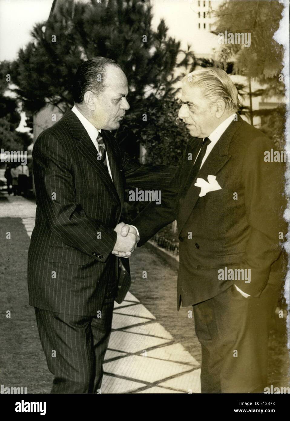 26. Februar 2012 - verdrängt Aristotle Onassis gesehen mit George Papadopoulos in der Onassis-Villa in Glyfada, einem Meer - Seite Vorort von Stockfoto