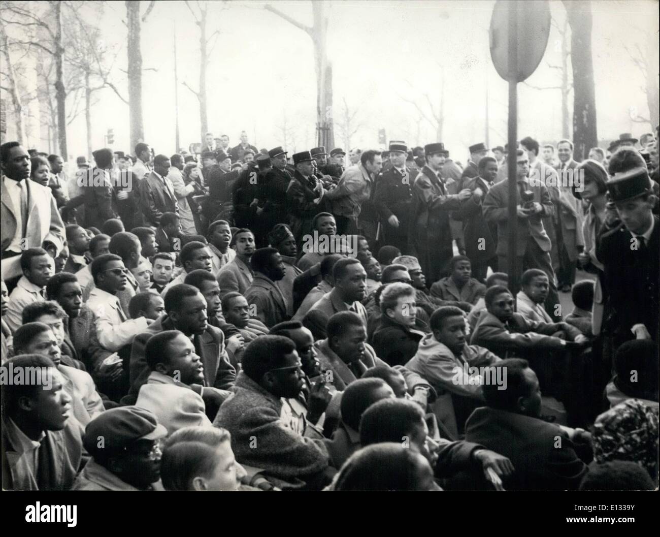 26. Februar 2012 - Ethnische Studenten in Paris demonstrieren gegen Lumumbas Vernichtung. Ethnische Studenten mit einer Besprühung weißer Linken demonstrierten heute Nachmittag vor der belgischen Botschaft in Paris. OPS: Polizisten bereit, die Demonstranten, die die Straße in der Rue Tilsitt vor der belgischen Botschaft besetzen, zu bewegen. Februar 61 Stockfoto