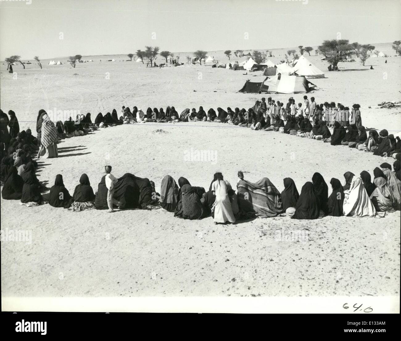 26. Februar 2012 - in der Wüste, als Krieg droht die: The Fighting in Angola stirbt nach unten aber aus weiter nördlich der Sahara kommen diese Bilder von den Auswirkungen eines weiteren Krieges, die droht zu eskalieren und einen großen Konflikt zwischen Algerien und Marokko. Hafid Soudjemma 25 km von Tindouf, ist der wichtigste Flüchtling Lager in Algerien, mit mehr als 18.000 Häftlinge bereits und mehr ankommende täglich. Es besteht aus fünf Abschnitten getrennt zur Verringerung des Risikos von Krankheit sowie die Gefahr von Bombardierung zu verringern Stockfoto