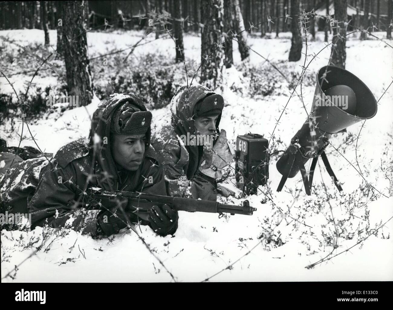 26. Februar 2012 - psychologische Strategie: auf deutsch-US-amerikanischer Militärs trainieren '' Winterschild'' im Norden - Bayaria. Dieser '' Haubitze '' nicht spucken Muscheln aber ermutigenden Worte an den Feind zu ergeben. Diese Lautsprecher-Einheit gehört zu einer besonderen Truppe der amerikanischen Armee, deren, die Aufgabe ist es, den Gegner zermürben. Stockfoto