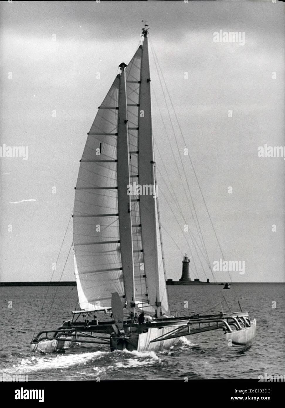 26. Februar 2012 - mehr Ärger Hits Tabarly: Zwölf Stunden nach der Wiedereingliederung in die einhändige transatlantischen Regatta nach Reparaturen auf seinem Mast und Float, Leutenant Eric Tabarly Vormittag durchgeführt worden in Newlyn, Cornwall für weitere Reparaturen genommen. Tabarly kehrte gestern Abend das Rennen - 80 Stunden hinter den anderen Wettbewerbern. Foto zeigt: Eric Tabarly an Bord seiner Trimaran Ketsch Pen Duick IV abgebildet Überschrift von Plymouth gestern, um den transatlantischen Rennen wieder anzuschließen. Stockfoto