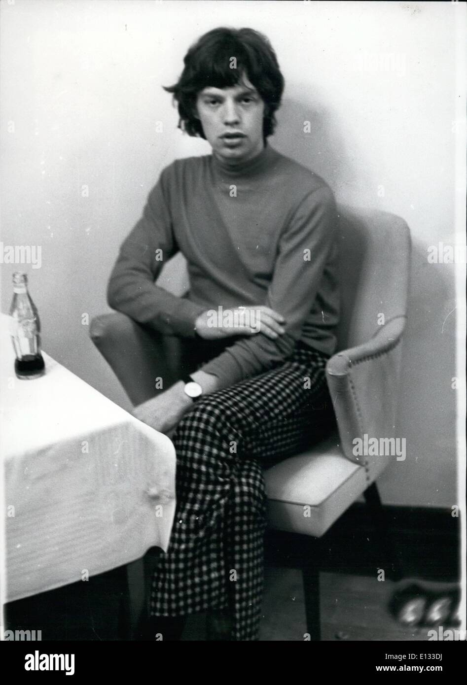 26. Februar 2012 - die Rolling Stones: dieser Fab Gruppe hat vor kurzem tourte in Deutschland wo die Polizei in Kraft musste, die Jungs von ihren schreien zu schützen erweisen sich kreischende Fans. Ihre neuesten hit '' Zufriedenheit '' hat sicherlich sehr zufriedenstellend erwiesen. Bilder zeigt die Gruppe auf Tour in Deutschland. Mich Jagger in einer nachdenklichen Stimmung. Er kam nach seinem Studium an der London School of Economics eine Zeitlang ins Showbiz. Durchaus ein Sprung. Stockfoto