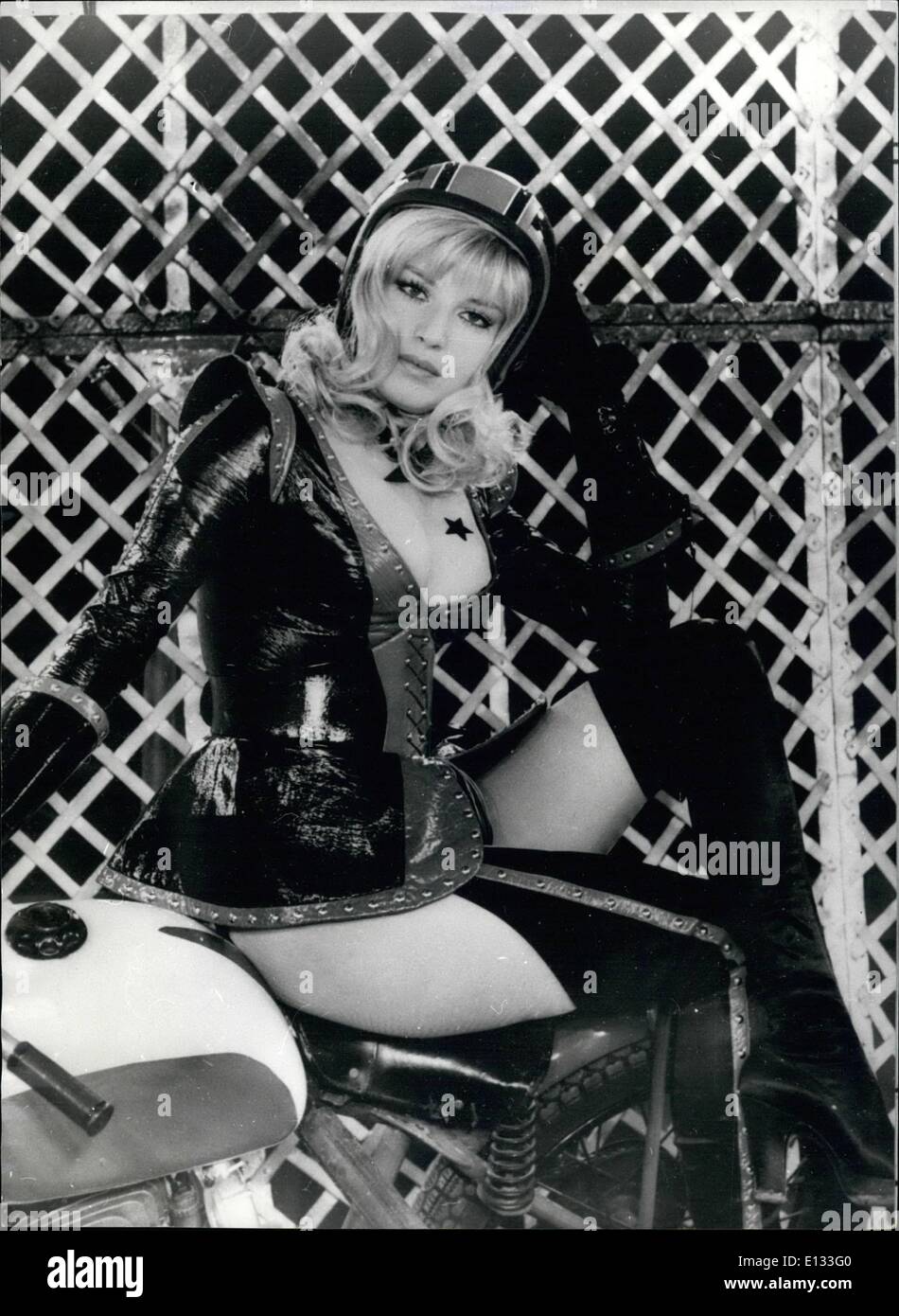 26. Februar 2012 - '' Frau 71'' Charming italienische Schauspielerin Monica Vitti, in einer ihrer 12 Rollen, die sie in dem Film spielen gesehen '' Frau 71''-Regie: Dino Rissi und machte im Cinecitta, Rom. Stockfoto