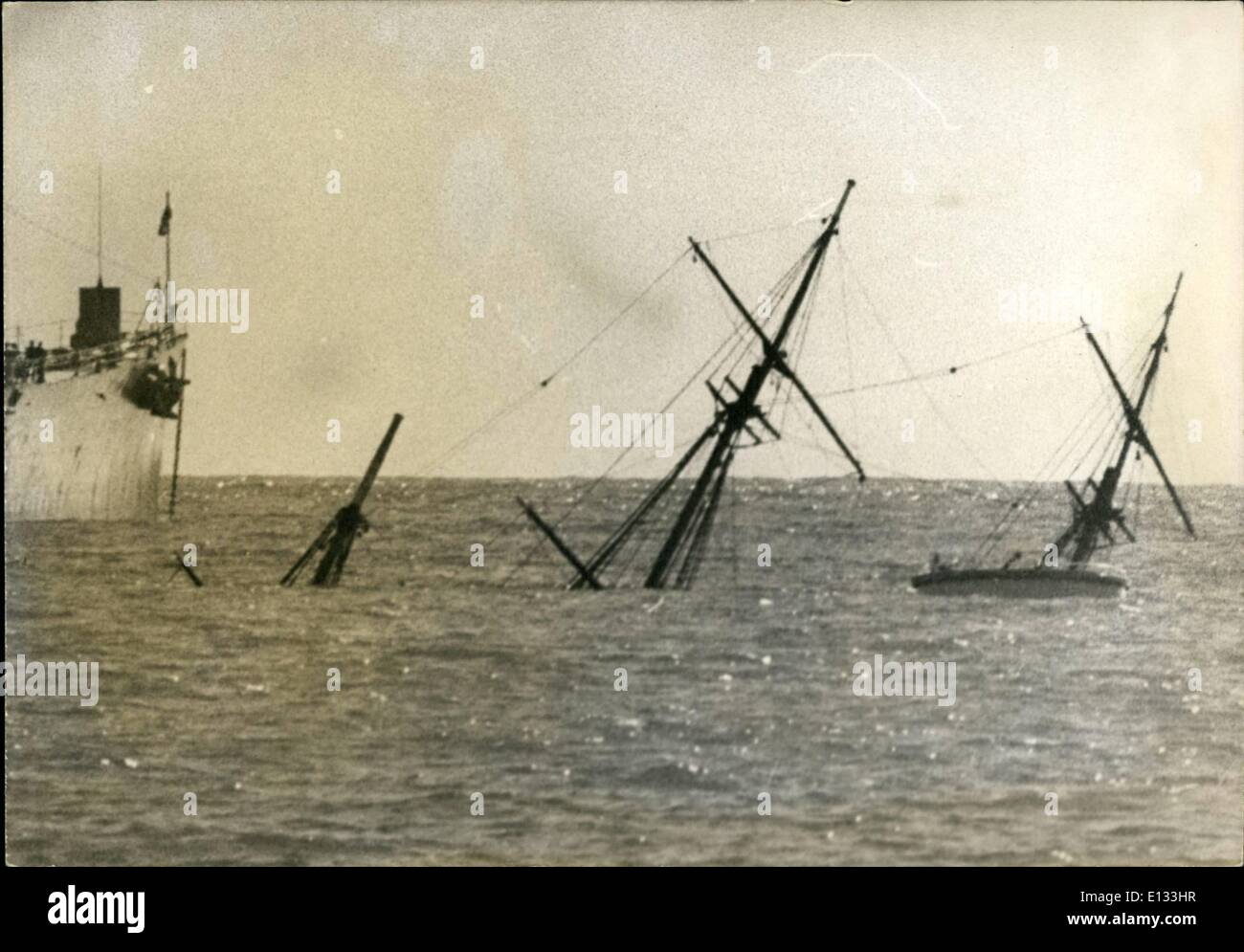 26. Februar 2012 - sinkt ein Filmstar im Mittelmeer. Die Fregatte Belle France war früher ein Fischerboot vor dem letzten Krieg, dann wird es transportiert Wein zwischen Algerien und Frankreich. Aber nach ihrer kommerziellen Karriere begann eine neue auf dem Bildschirm, wo es gesehen worden, in vielen historischen Bildern. Aber die andere Nacht sank es in die Bucht von Villefranche. Es gibt einige Hoffnungen, dass sie stationiert werden wird. OPS: Mast von Belle France entstehen in der Bucht von Villefranche in der Nähe von einem amerikanischen Zerstörer. Stockfoto