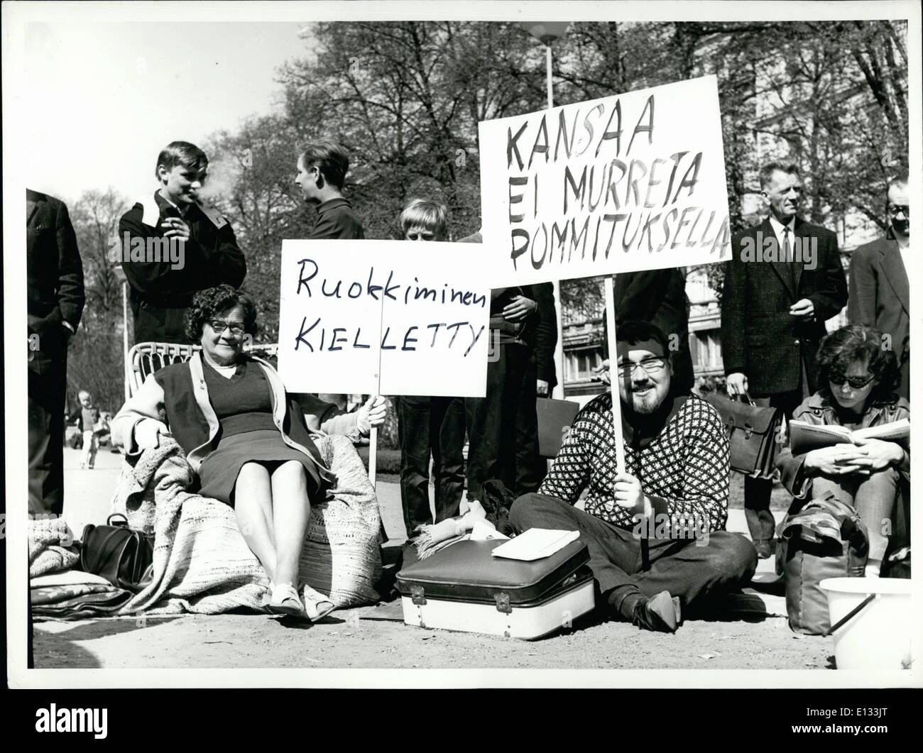 26. Februar 2012 - Finnland Sie Don't Break a Menschen Yhkoven Bombardierung-Vietnam-Demonstration in Heloilin bei Dean Rush Oi Nit. Stockfoto