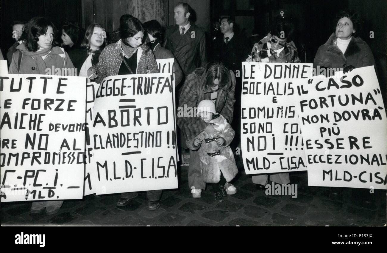 26. Februar 2012 - Abtreibung Rallye - teilgenommen viele Demonstranten eine Kundgebung organisiert durch die Feminine Bewegung vor dem Parlament ein Gesetz einzuführen die freie Abtreibung in Italien gefragt. OPS: - Frauen mit ihren verschiedenen Postern während der Rallye gesehen. Stockfoto