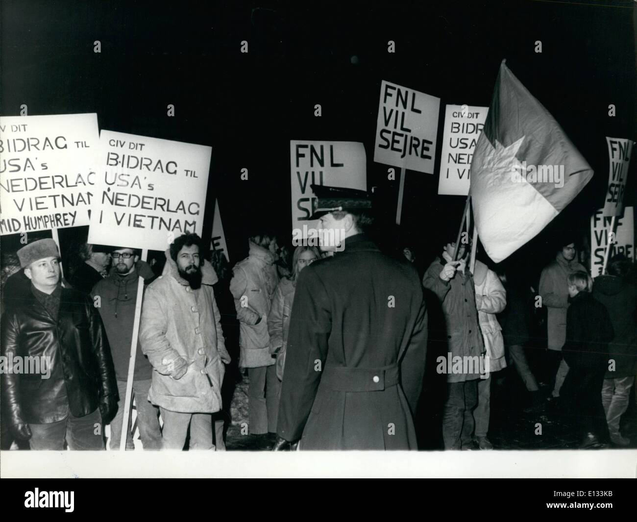 26. Februar 2012 - Demonstration gegen Hubert Humphrey.: einige wenige Jugendliche aus dänischen Links-Parteien demonstriert Mittwoch wieder Vizepräsident Hubert Humphrey Besuch in Kopenhagen auf dem Weg zurück in die USA nach dem Besuch des ehemaligen un-Generalsekretär Foto zeigt die Plakats sagt: "Es lebe die FLN'' und '' geben etwas von Ihrem Lohn um uns aus Vietnam" Stockfoto