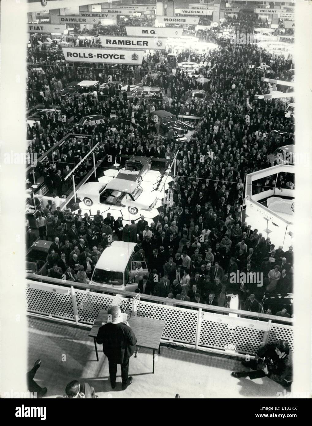 26. Februar 2012 - Eröffnung der motor Show; Der 1969 Motor show eröffnete am Earls Court, London heute, Sir Leslie O'Erien, G.B.E., Gouverneur von t He Bank of England. Foto zeigt Gesamtansicht im Earls Court als Sir Leslie O'Brien hat heute dem Autosalon eröffnet. Stockfoto