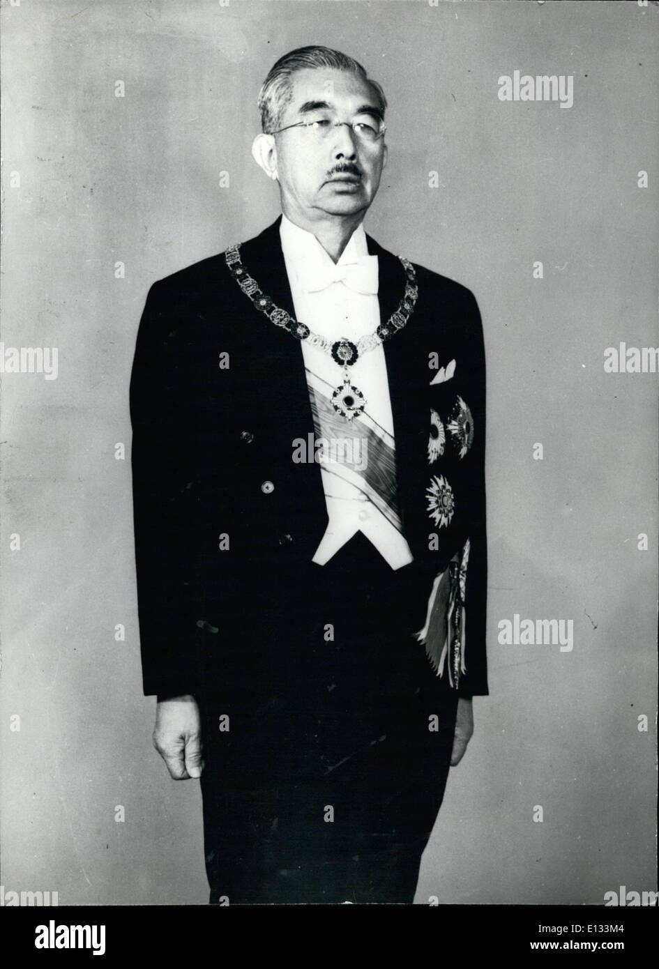 26. Februar 2012 - Japans Kaiser; Foto zeigt Kaiser Hirohito von Japan, die Europa in diesem Monat besuchen soll. Begleitet von Kaiserin Nagako, beginnen sie einen Staatsbesuch in Großbritannien am 5. Oktober 1971. Es werden zum ersten Mal in der Geschichte Japans Kaiser das Land verlassen hat. Stockfoto