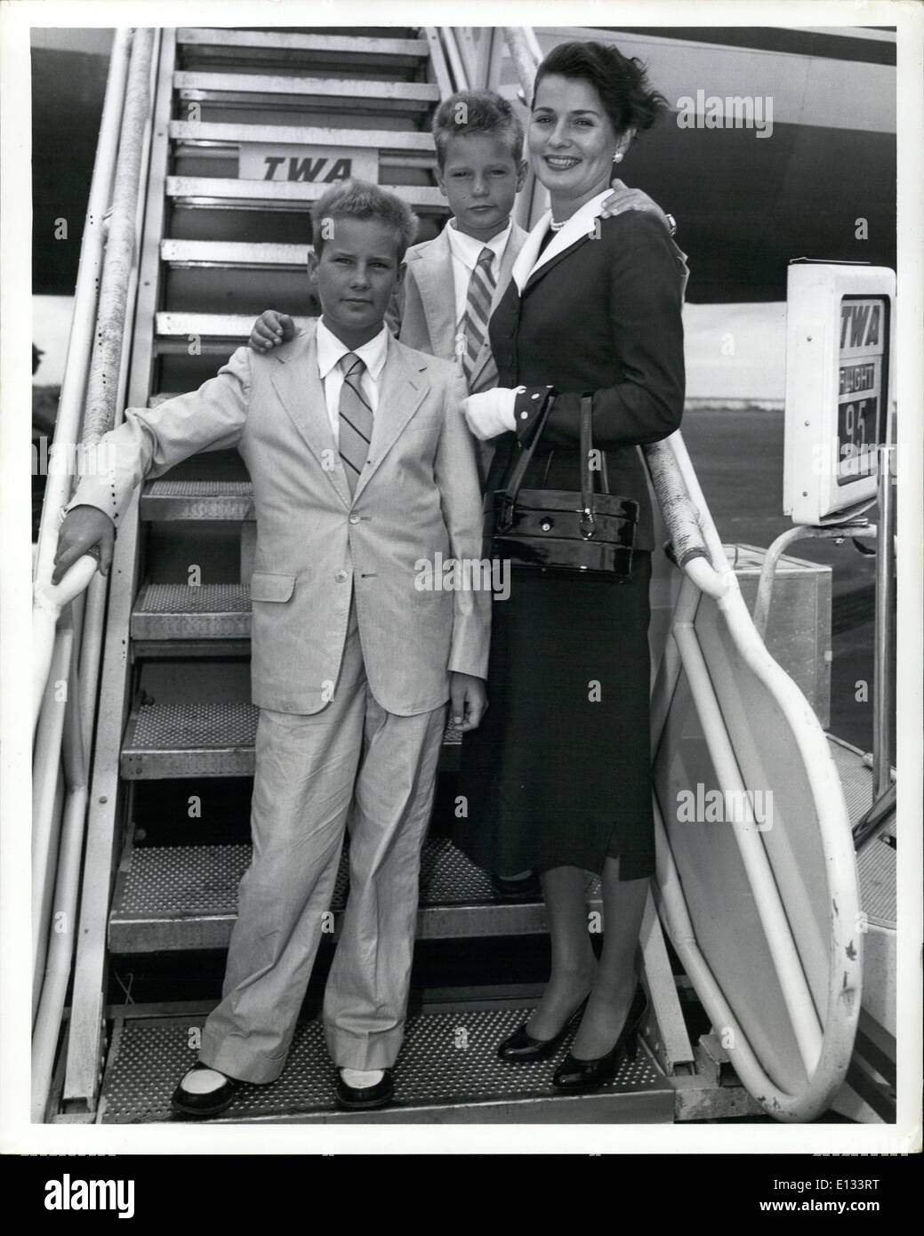 26. Februar 2012 zurück - Idlewild Airport, NY - Brenda Marshall, Ehefrau des Schauspielers William Holden, und ihre Söhne Westfield und Scott (im Zentrum) fahren nach Hollywood auf einer TWA-Super-G-Konstellation nach einem Urlaub auf den Virgin Islands. Stockfoto