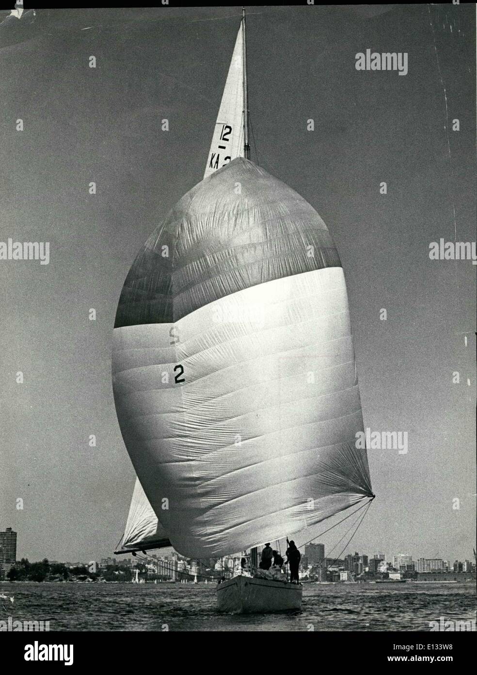 26. Februar 2012 - von George Richards Bildergeschichte über Amerikas Cup Vorbereitungen: Dame Bratlinge Spinnaker ist sehen, als sie Sydney Harbour für Tune-up-Studien im November mit der Sydney Skyline hinter ihr geht. Stockfoto