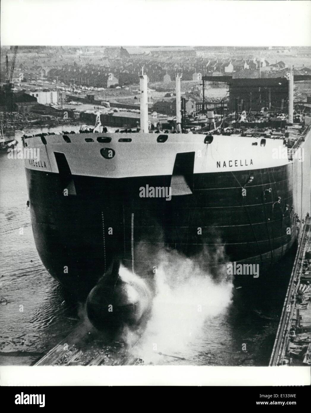 26. Februar 2012 - neue Öl-Tanker ins Leben gerufen: die 115.000 Tonnen Panker Nacella am Fluss Tyne in Wallsend, Northumblerland, am Donnerstag auf den Typ gebaut lief wurde für die Deutch Shell A.G. Foto zeigt die Nacella gesehen kurz nach ihrem Start am Tyne. Stockfoto