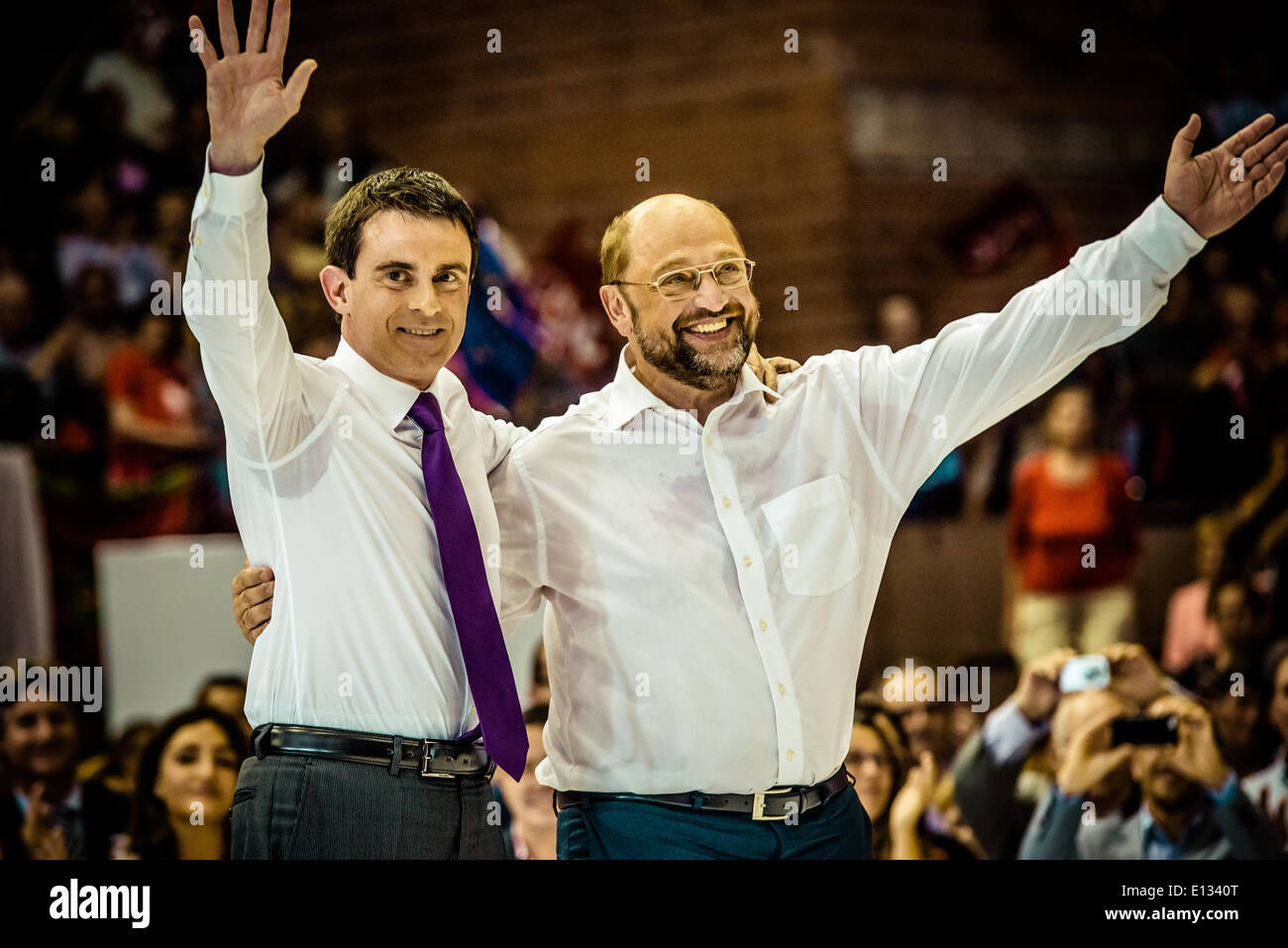 Barcelona, Spanien. 21. Mai 2014: Martin Schulz, Präsident des Europäischen Parlaments und der französische Premierminister Manuel Valls grüßen Fans auf der zentrale Wahlversammlung des PSC in Barcelona Credit: Matthi/Alamy Live-Nachrichten Stockfoto