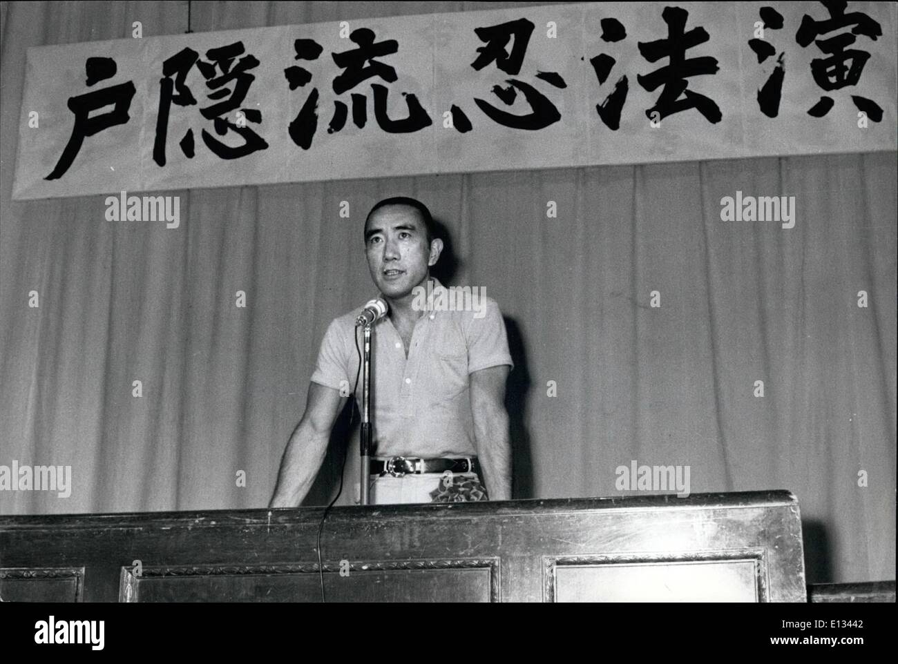 26. Februar 2012 - Yukio Mishima anlässlich einer Versammlung von seinem übertraf '' Armee '' in Tokio. Dahinter steckt eine Banner-Lesung "der Stockfoto