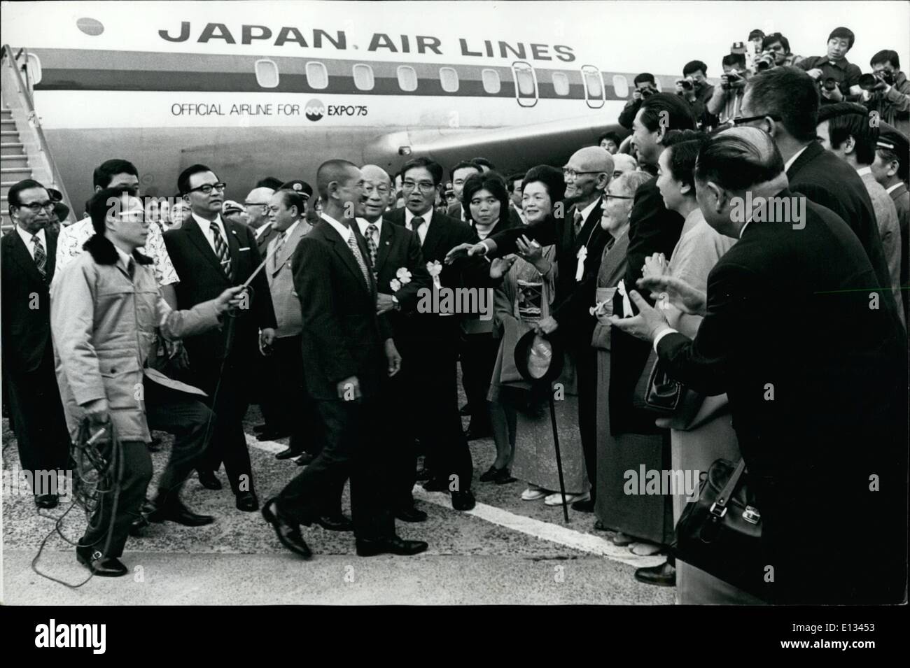 26. Februar 2012 - kapituliert japanischer Soldat nach 29 Jahren im Dschungel durchhalten. Hiroo Onoda, eine japanische dem zweiten Weltkrieg Nachzügler, die sich weigerten, bis er erhielt den Auftrag von seinem Vorgesetzten Offiziers dazu und statt-Out seit 29 Jahren im Dschungel der Lubang Insel der Philippinen zurück nach Tokio geflogen wurde, nach seinem ehemaligen Kommandanten ihn zur Kapitulation überredete zu übergeben Stockfoto