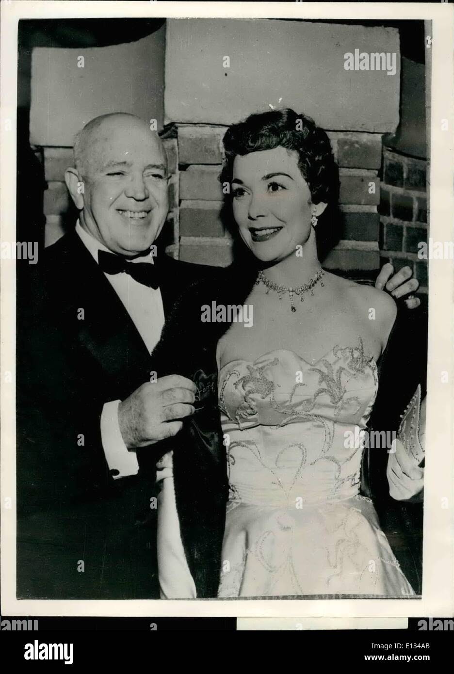 28. Februar 2012 - unterstützt Jane Wyman und ihre Eskorte Candid Camera in Hollywood Jimmy McHugh Jane Wyman mit ihrem Coatat premier Gala zugunsten der Hollywood'sSt John Hospitalm Fonds gehalten... Janes satin Perlen bestickt Brautkleid ist ein Diamant-Collier mit Diamant-Ohrringe getragen. Stockfoto