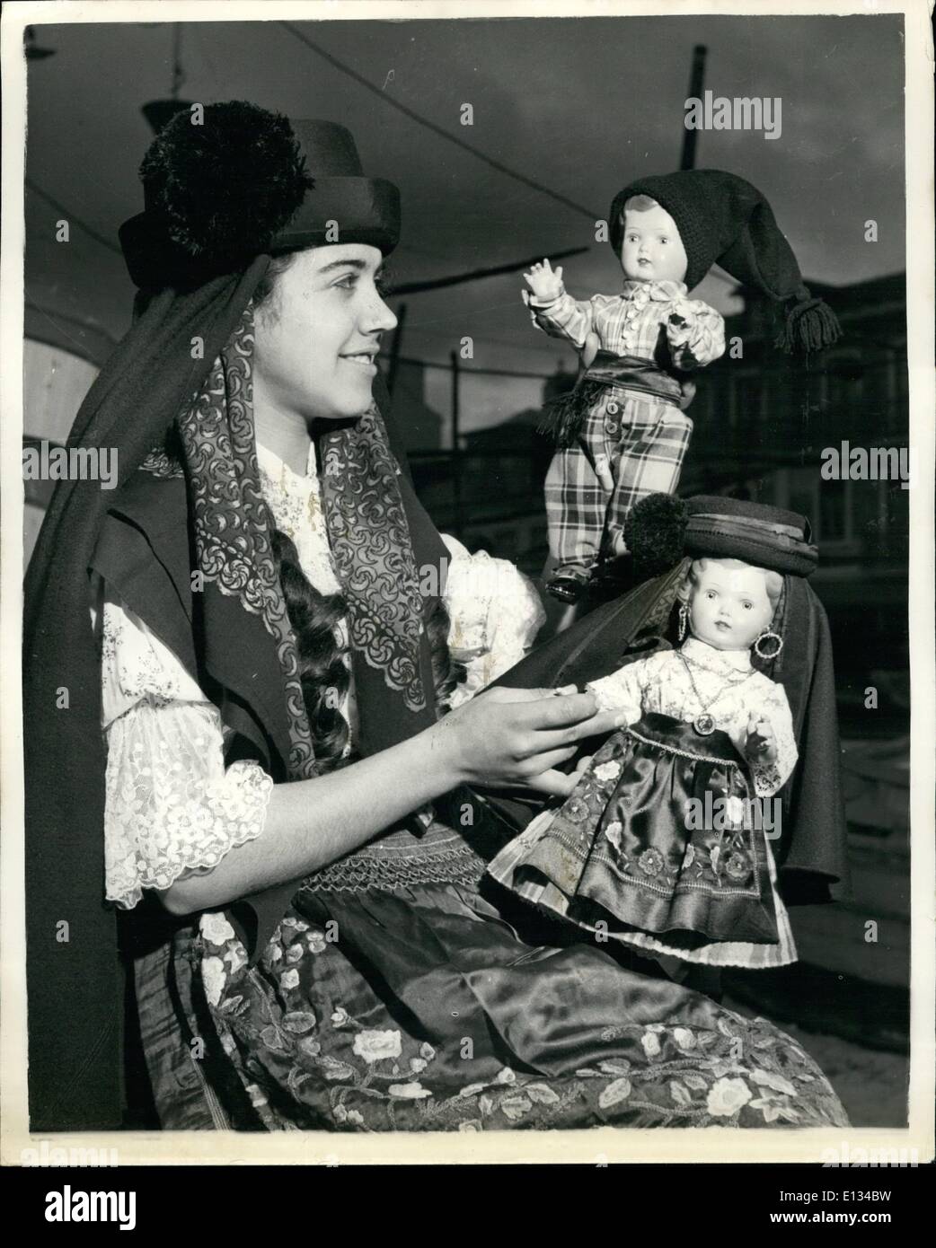 26. Februar 2012 - bereitet Portugal sich auf königlichen Besuch. Auf nationaler Ebene gekleidete Puppen für Prinzessin Anne.: Vorbereitungen gehen weiter durch Portugal für den bevorstehenden Besuch von HM The Queen und der Duke of Edinburgh. Foto zeigt zwei Puppen - ein Junge und ein Mädchen, gekleidet im Kostüm von Nazare - die zur Vorlage bei Prinzessin Anne - von 15 jährigen Cidalia Borges D' Academia - gehalten werden, die selbst - dazu beigetragen, die Kleider machen. Sie werden die Königin angezeigt, sobald sie Nazare, Portugal besucht. Stockfoto