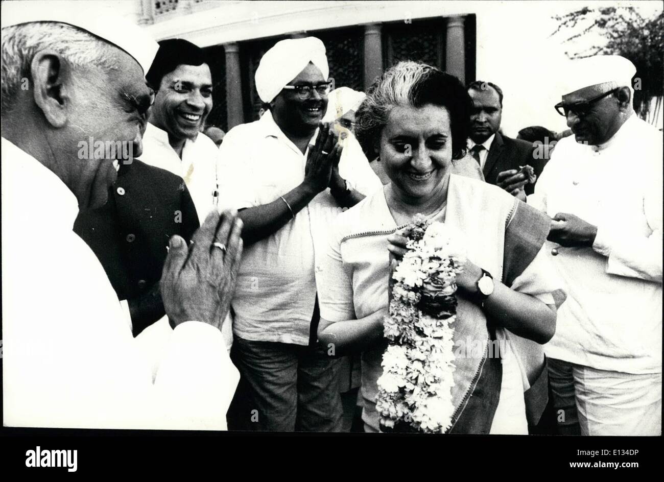 26. Februar 2012 - Premierministerin Frau Indira Gandhi mit einem Garl und in meiner hand bewegt sich rund um den Mitgliedern ihrer Partei an der Rezeption treffen ihr zu Ehren des Sieges Kongress Partei bei Landtagswahlen Gesetzgeber gehalten in Indien vor kurzem, sie hatte mehr als 250 öffentliche Treffen in ganz Indien sucht Mandat des Volkes selbst in Staaten gerichtet, damit sie ihr Programm und Richtlinien zur Beseitigung der Armut im Land umsetzen kann. Stockfoto