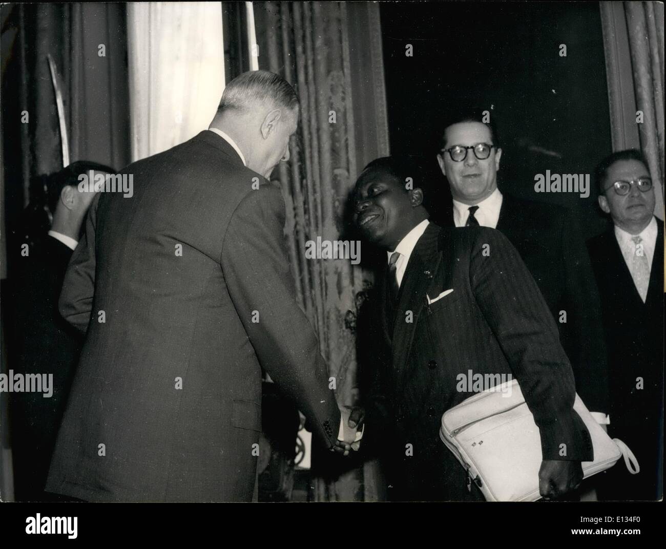 26. Februar 2012 - erste Sitzung des Exekutivrats der französischen Gemeinschaft: Präsident Charles De Gaulle den Vorsitz über die erste Sitzung des Exekutivrats der Communauté Française am Elysee zum Tag. Die 12 Republiken von Französisch West und Äquatorial-Afrika und Madagaskar präsentierten sich in den Exekutivrat. Das Foto zeigt Präsident de Gaulle Händeschütteln mit M. Lisette. Stockfoto