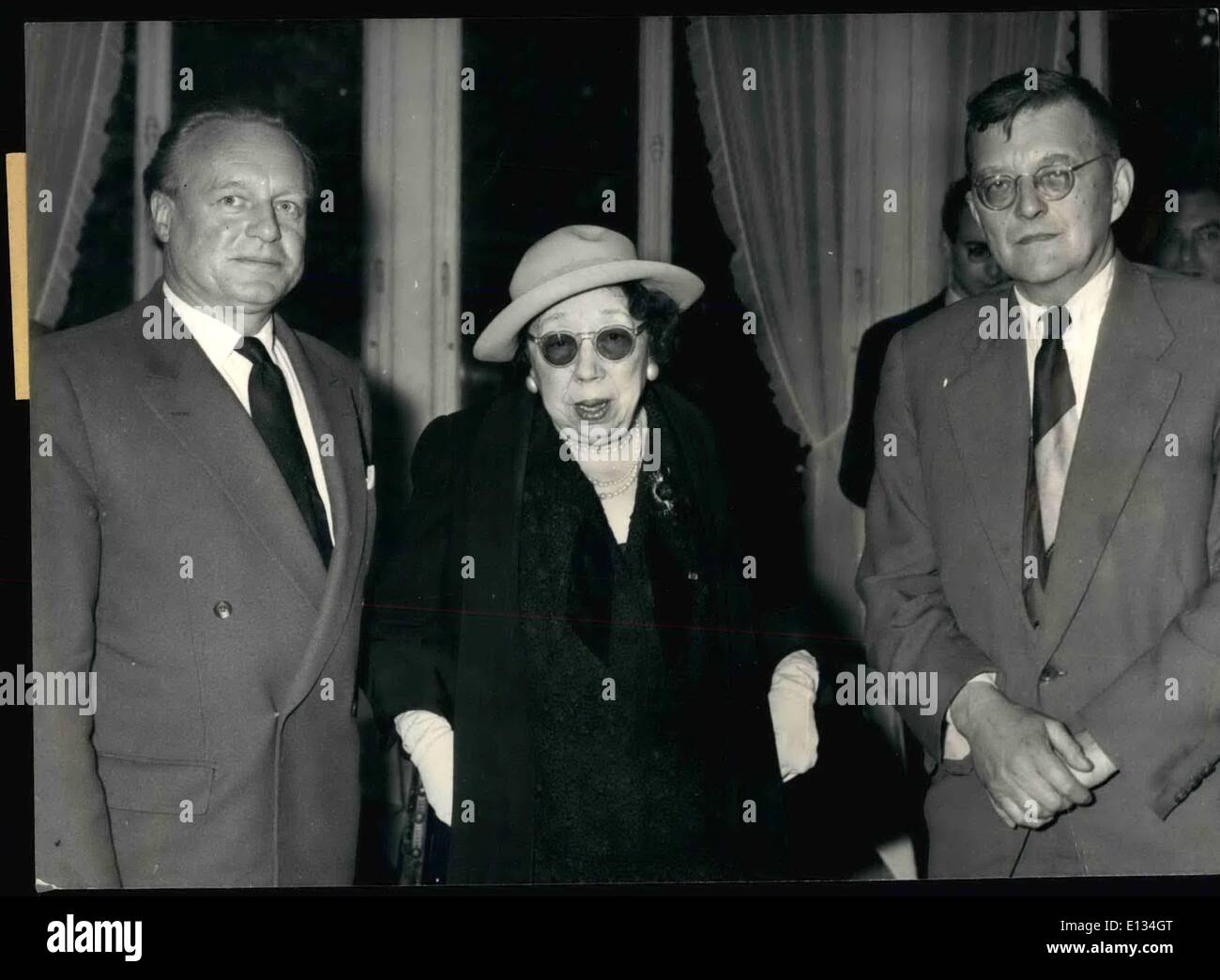 28. Februar 2012 - berühmten russischen Komponisten in Paris: berühmte russische Komponist Chostakovitch ist für ein paar Tage in Paris, wo er ein Konzert in der Salle Pleyel am 27. Mai geben. Foto zeigt im BOIS De Boulogne Restaurant Chostakovitch hatten Mittagessen gestern mit ein paar Paris musikalische v.i.p. Von V.L.N.R. französische Dirigent Andre Cluytens, weltweit bekannte Pianistin Marguerite Long und Chostakovitch. Stockfoto