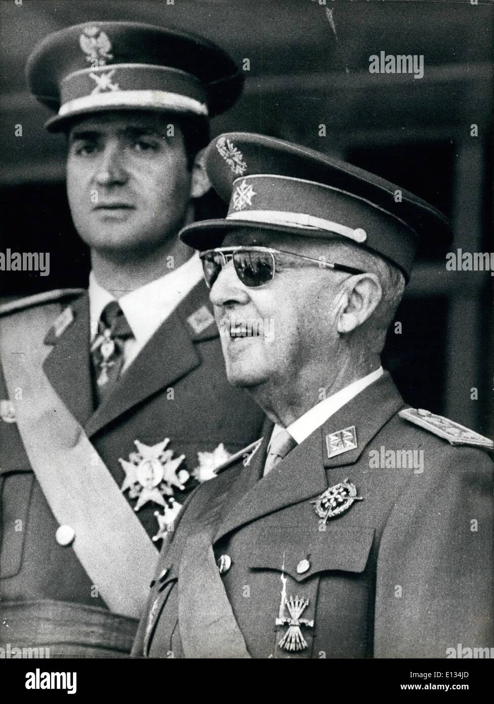 28. Februar 2012 - hat Franco schweren Herzinfarkt. 82 Jahre alten General Franco gelitten seinem zweiten Herzinfarkt in fünf Tagen, gestern. Die Madrider Regierung sagte, dass Franco eine akute Koronarinsuffizienz während eines Anfalls von Grippe erlitten hatte, und er war bereits erholt und war auf dem Rückweg zum normalen Aufgaben. Aber Gerüchte noch in Madrid letzte Nacht von Francos Tod beibehalten und es gab eine Spekulation, die Wahl des Diktators Prinz Juan Carlos, würde bald übernehmen als Staatsoberhaupt. Foto zeigt: General Franco mit seinem Nachfolger Prinz Juan Carlos, Bild genommen 1968. Stockfoto