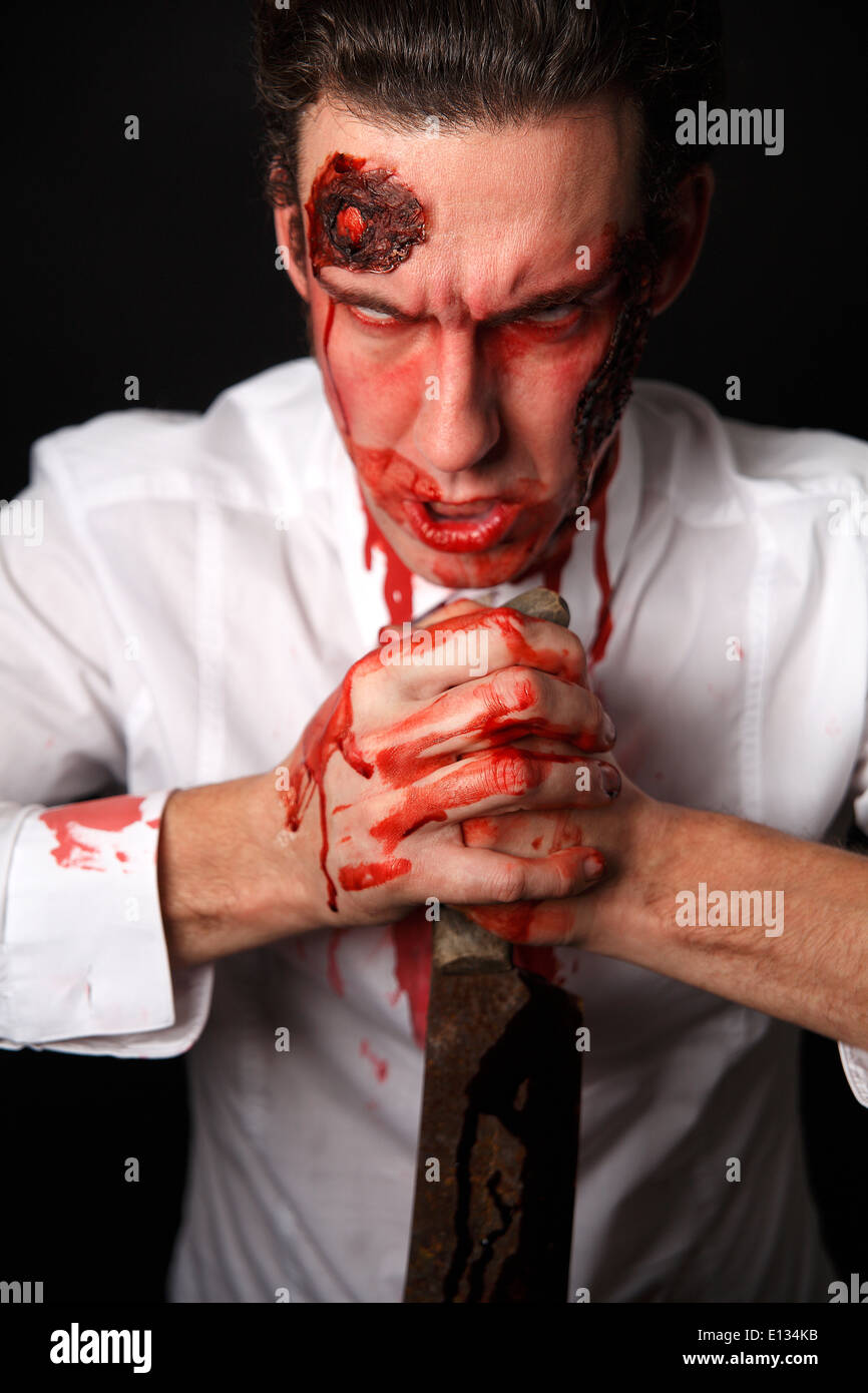 Psychopath mit blutigen Messer in ein weißes Hemd Stockfoto