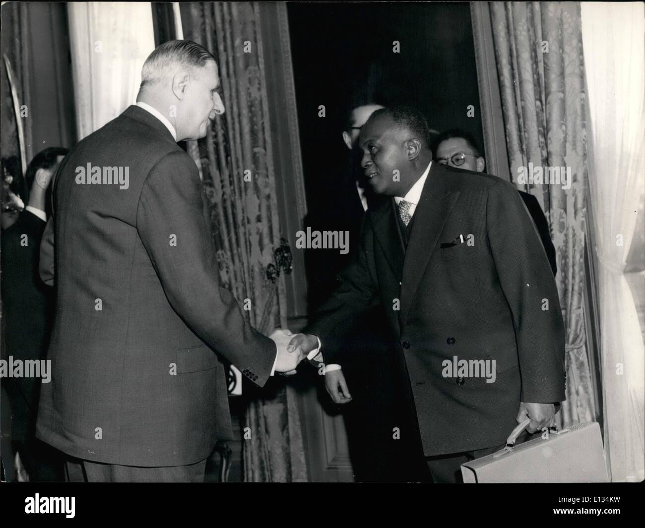 26. Februar 2012 - erste Sitzung des Exekutivrats der französischen Gemeinschaft: Präsident Charles De Gaulle den Vorsitz über die erste Sitzung des Exekutivrats der Communauté Française am Elysee zum Tag. Die 12 Republiken von Französisch West und Äquatorial-Afrika und Madagaskar präsentierten sich in den Exekutivrat. Das Foto zeigt Präsident de Gaulle Händeschütteln mit M. Tsiranana Premierminister von Madagaskar. Stockfoto