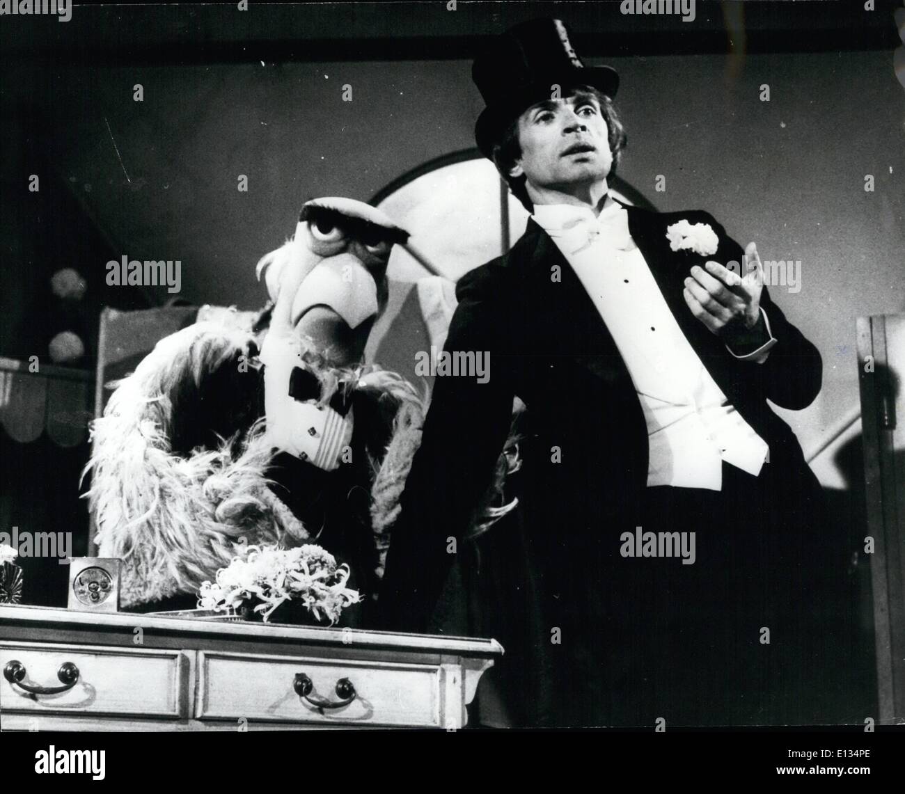 26. Februar 2012 - Rudolf Nureyev auf der Muppet Show: Der größte Ballettstar der Welt, Rudolf Nureyev, war der Muppet's Guest Star an diesem Wochenende -Sam der amerikanische Adler war begeistert, dass endlich die Show war Einführung etwas Kultur und besteht darauf, dass die Muppets tragen Nägel und Krawatten, Aber Sam war in für EINEN Schock-Rudolf übergab sich Muppet Zaniness und das Ergebnis war sein Pas De Beux mit EINEM 500 Schwein zu ''Swine Lake'' eine Begegnung in der Sauna mit Miss Piggy zu ''Baby IT's Cold Out There'' und schließlich Er Dons ''Top hat -White-Tie and Tails'' Für EIN Lied und Tap Dance zu EINER berühmten Nummer Stockfoto