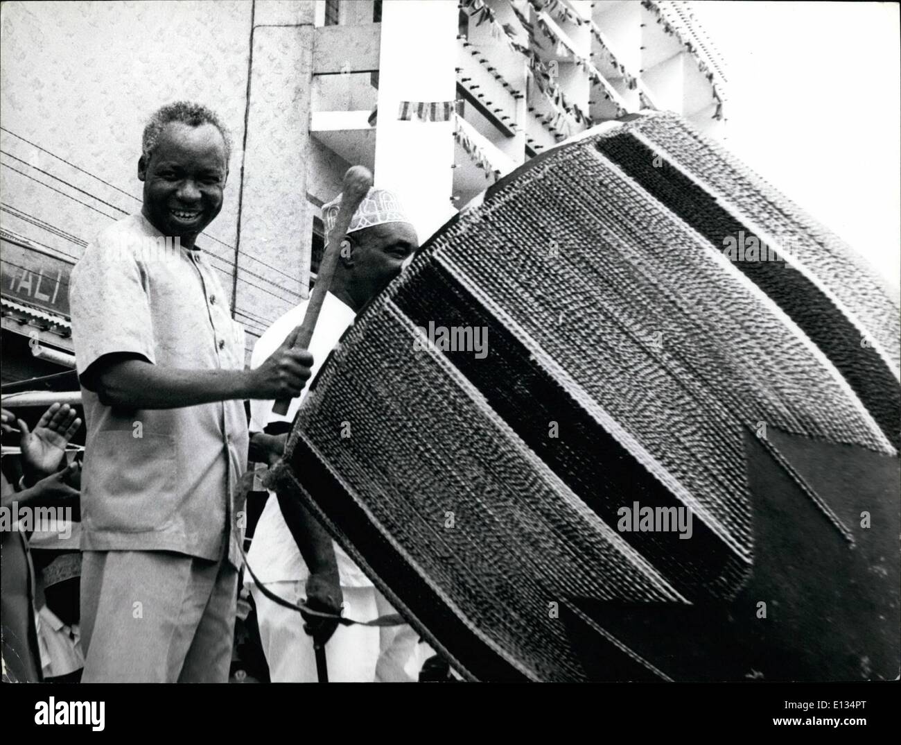 26. Februar 2012 - die Trns: Tanzanias Präsident Julius K Nyerere signalisiert den Beginn der zehn Tage Feierlichkeiten zum zehnten Jahrestag der Unabhängigkeit Festland Tansanias mit zehn Filialen auf der Trommel '' Uhuru'' ('' Freiheit '') um 10:00 morgens. Stockfoto