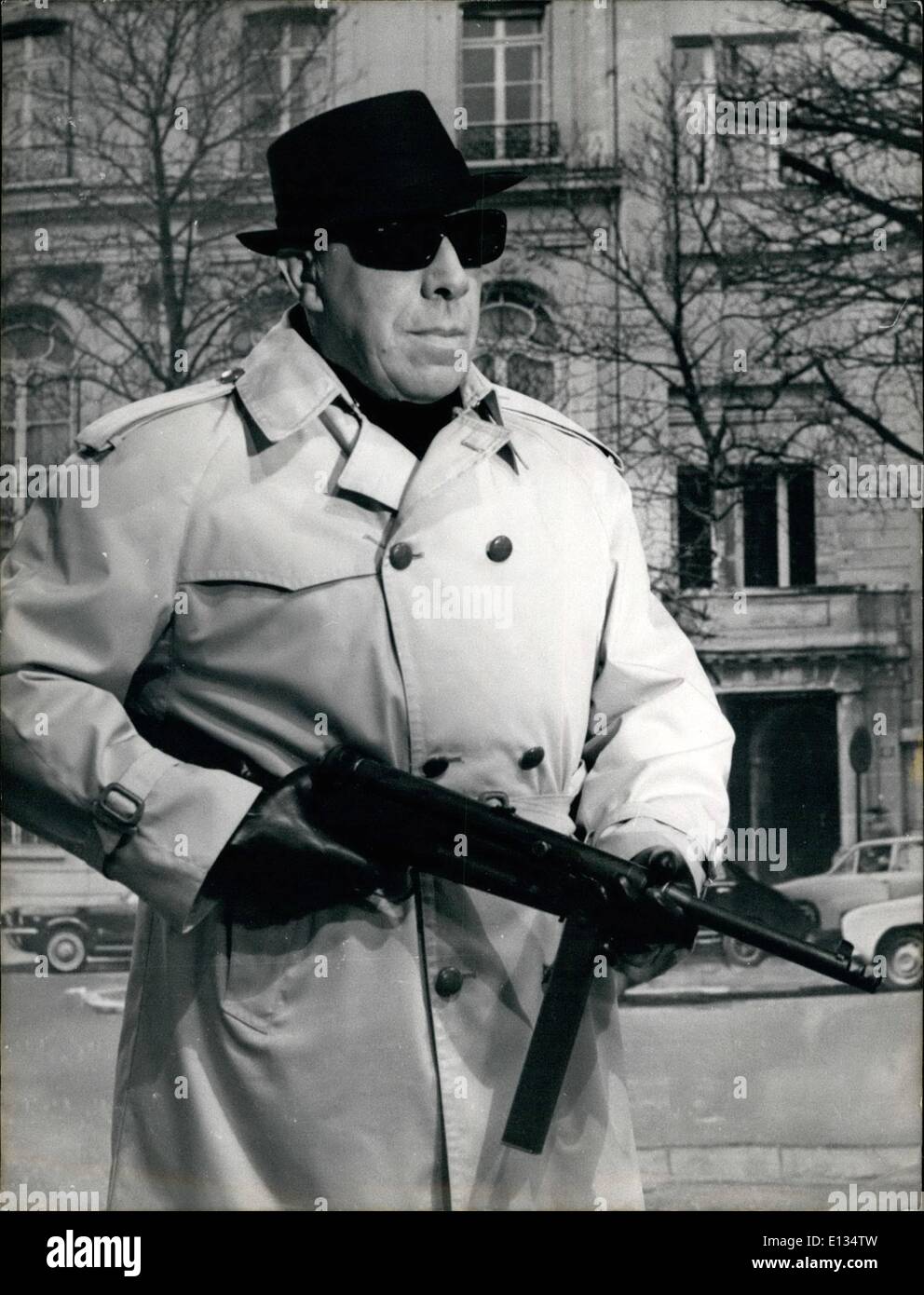 28. Februar 2012 - dreht Fernandel Gangster im neuen Film. Der berühmte französische Bildschirm Komiker Fernandel imitiert einen Gangster in Gilles Grangier neuen Film L'Home A La Buikc jetzt in der Herstellung in Paris. OPS: Fernandel in einer Szene des Films. 1. Dez./66 Stockfoto