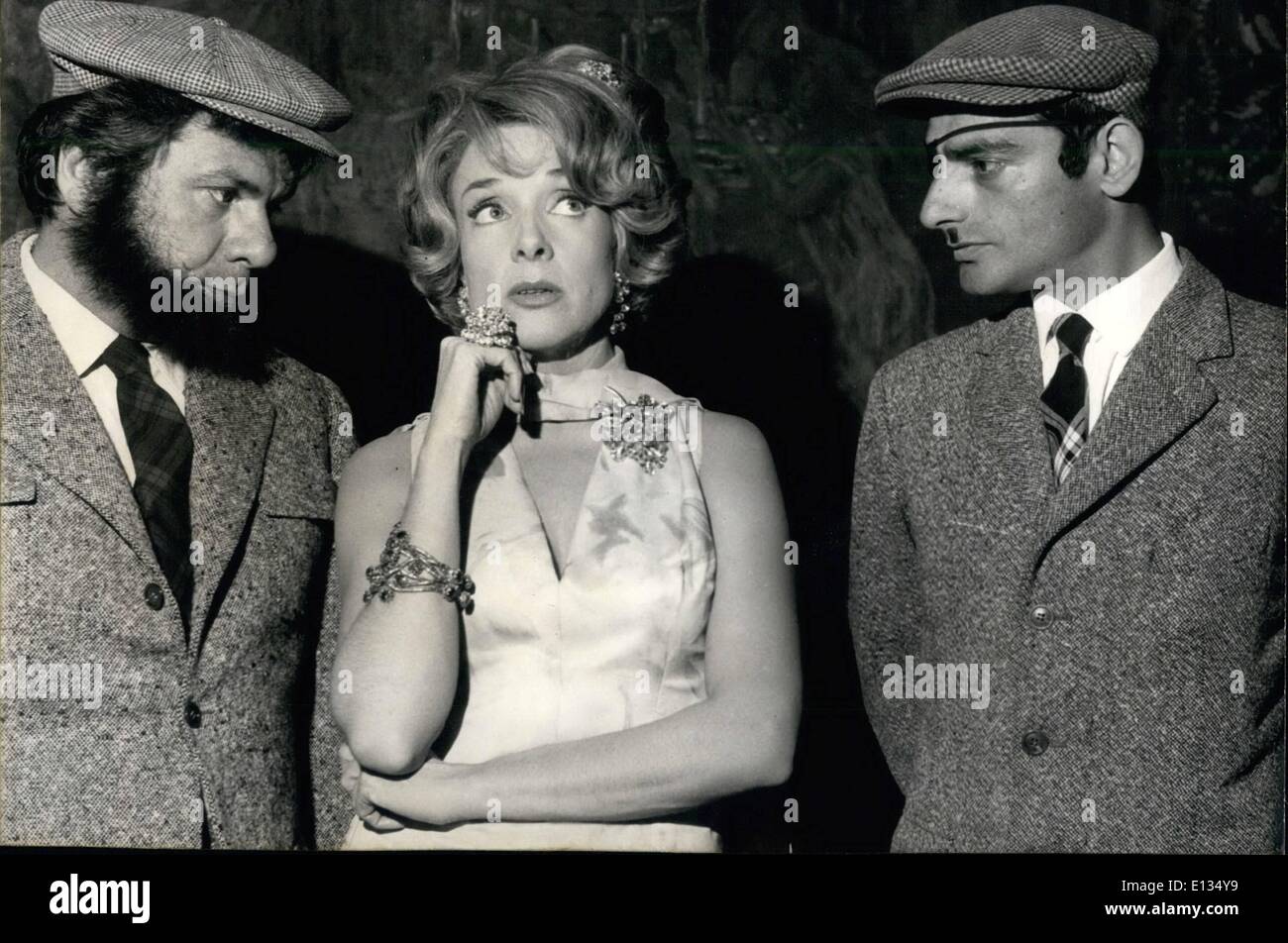 28. Februar 2012 - trifft Micheline Presle Pieds Nickeles. Idole der französischen Jugendlichen, Pieds Nickeles sind beliebt durch Comics und Bücher Exposition. Ein neuer Filmdirektor Jean Claude Chambon hat beschlossen, sie wieder auf den Bildschirm setzen (es hatte bereits vor 15 Jahren geschehen). Michel Galabru, Charles Denner und Jean Rochefort werden somit die drei Unheilstifter, die Micheline Presle im Zuge ihrer neuen Abenteuern gerecht wird. OPS: Micheline Presle trifft zwei Pied Nickeles, Michel Galabru (L) und Charles Denner. Stockfoto